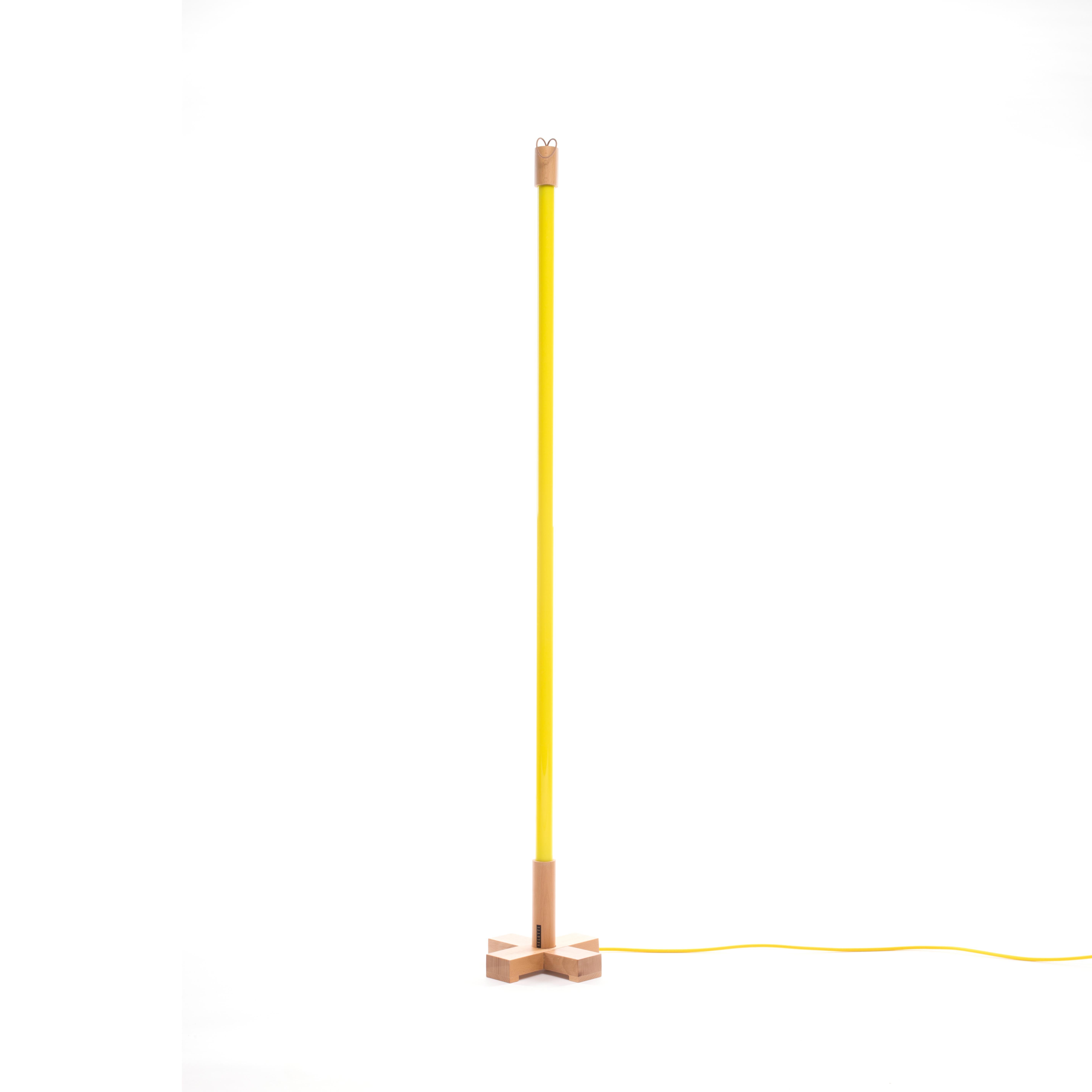 Linea, un nom et une forme. La lampe fluorescente de Seletti qui coupe l'obscurité avec les couleurs de l'arc-en-ciel. Des segments de lumière d'une longueur définie, mais à la personnalité infinie. Peut être utilisé comme lampadaire, applique