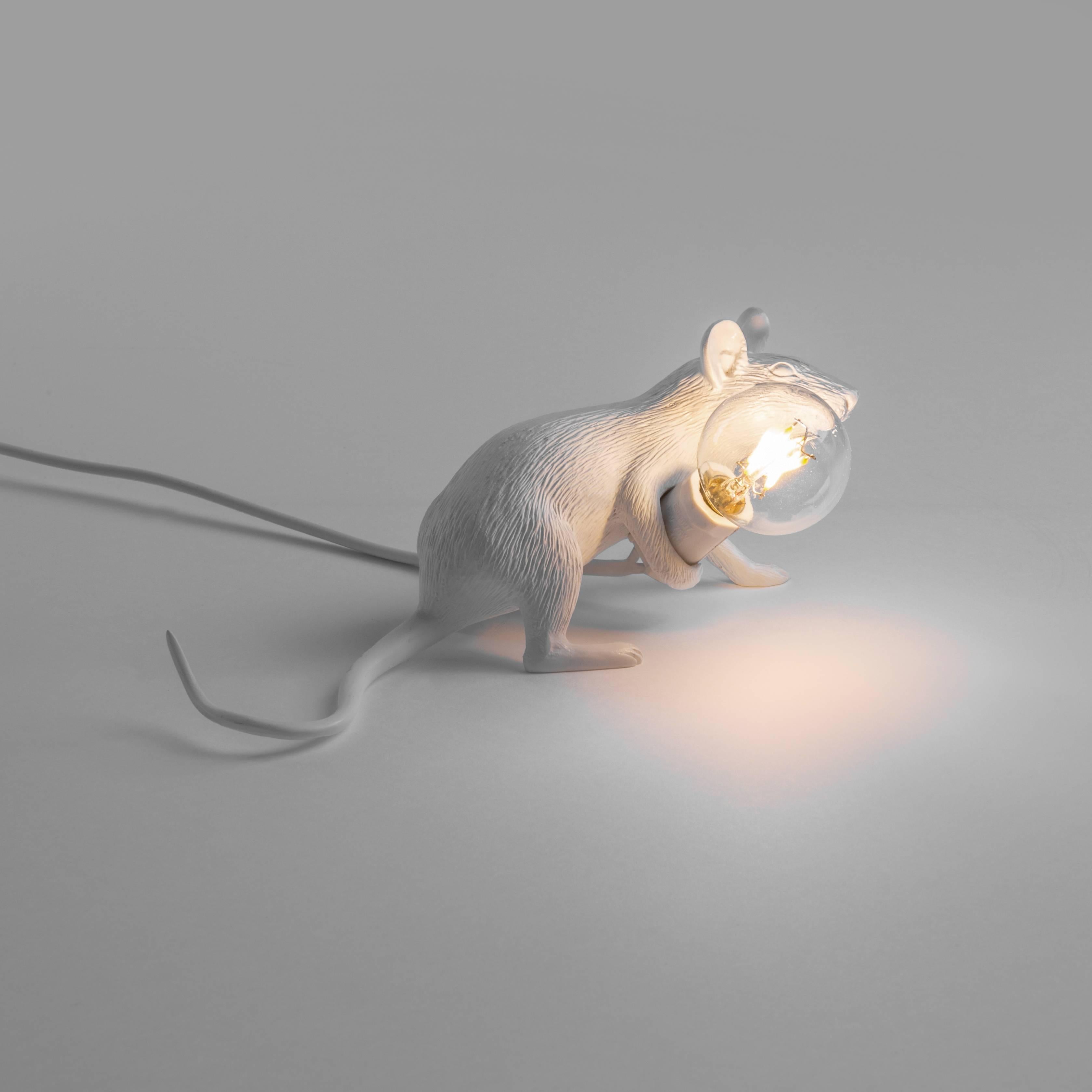 Chinois Lampeouse Seletti 'Mouse Lamp#3-Us' en résine, posée sur duvet en vente