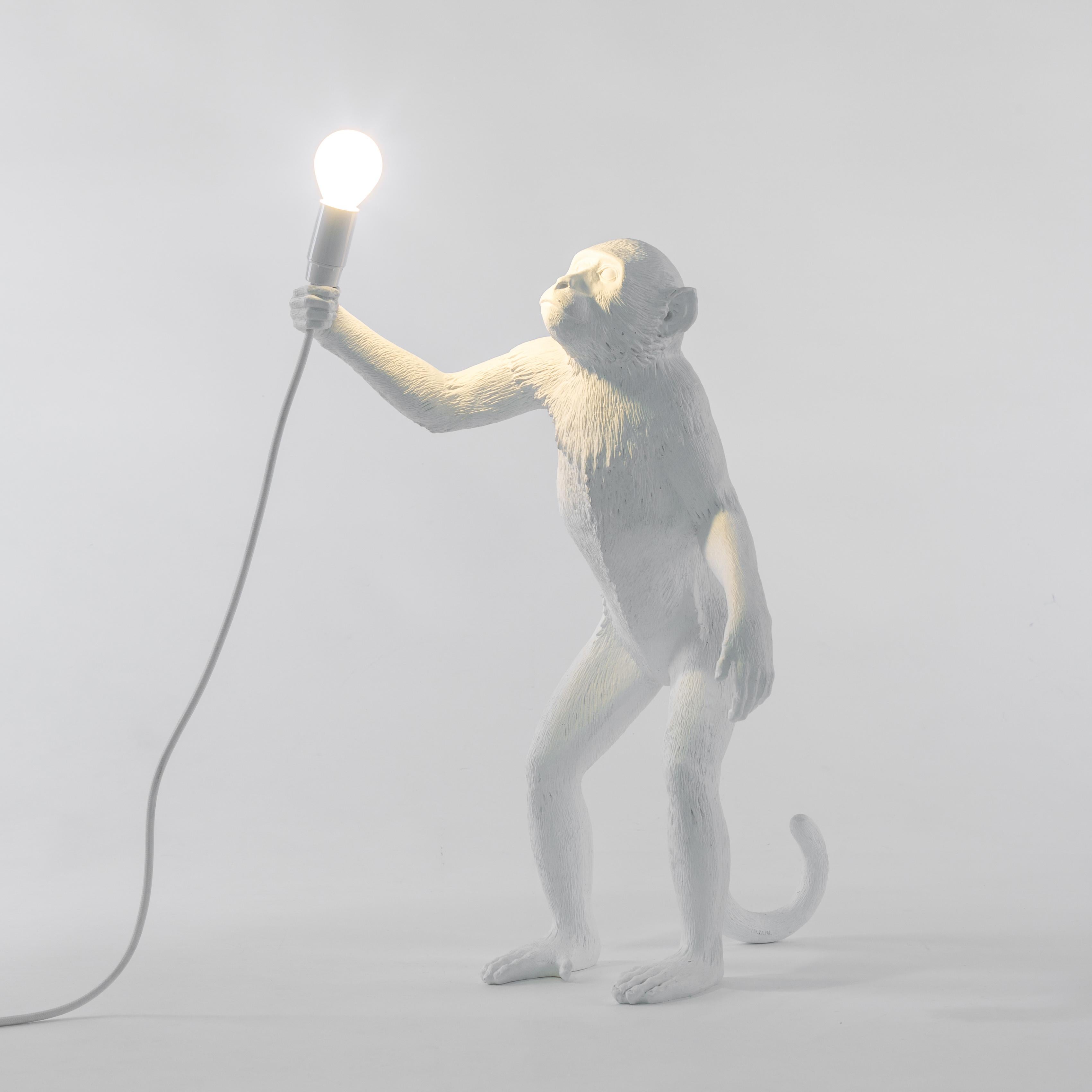 Seletti „“Outdoor White Standing Monkey Lamp““, Harzlampe (Chinesisch) im Angebot