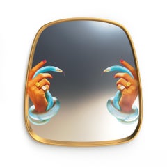 Espejo de pared Seletti "Mano y serpientes" con marco dorado by Toiletpaper