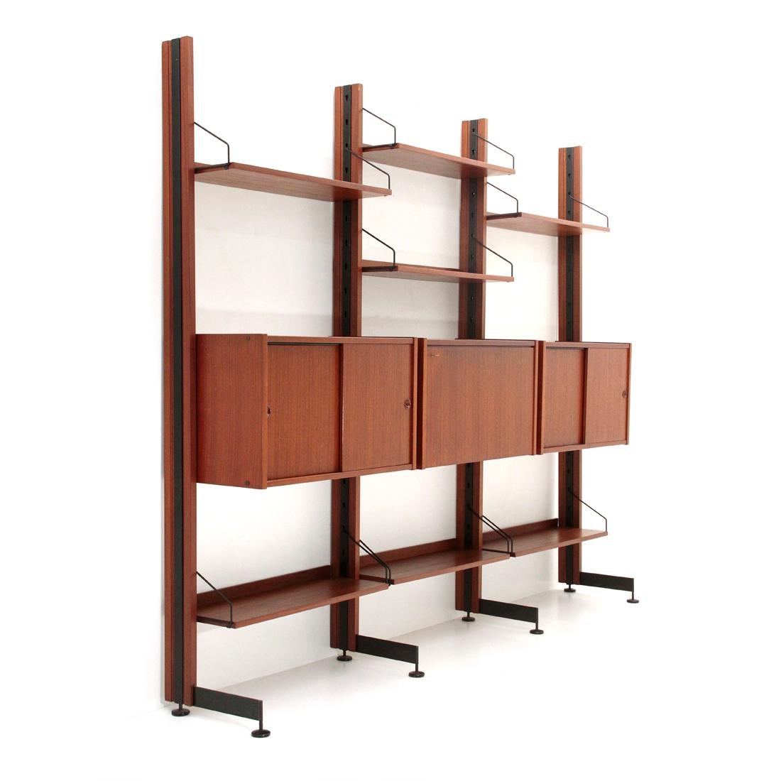 Model Selex wall unit produced by Industrial Mobili Barovero in the 1960s.
Uprights in black painted metal and teak.
Adjustable feet in black painted metal.
Shelves in teak veneered wood with black painted metal supports.
Container modules with