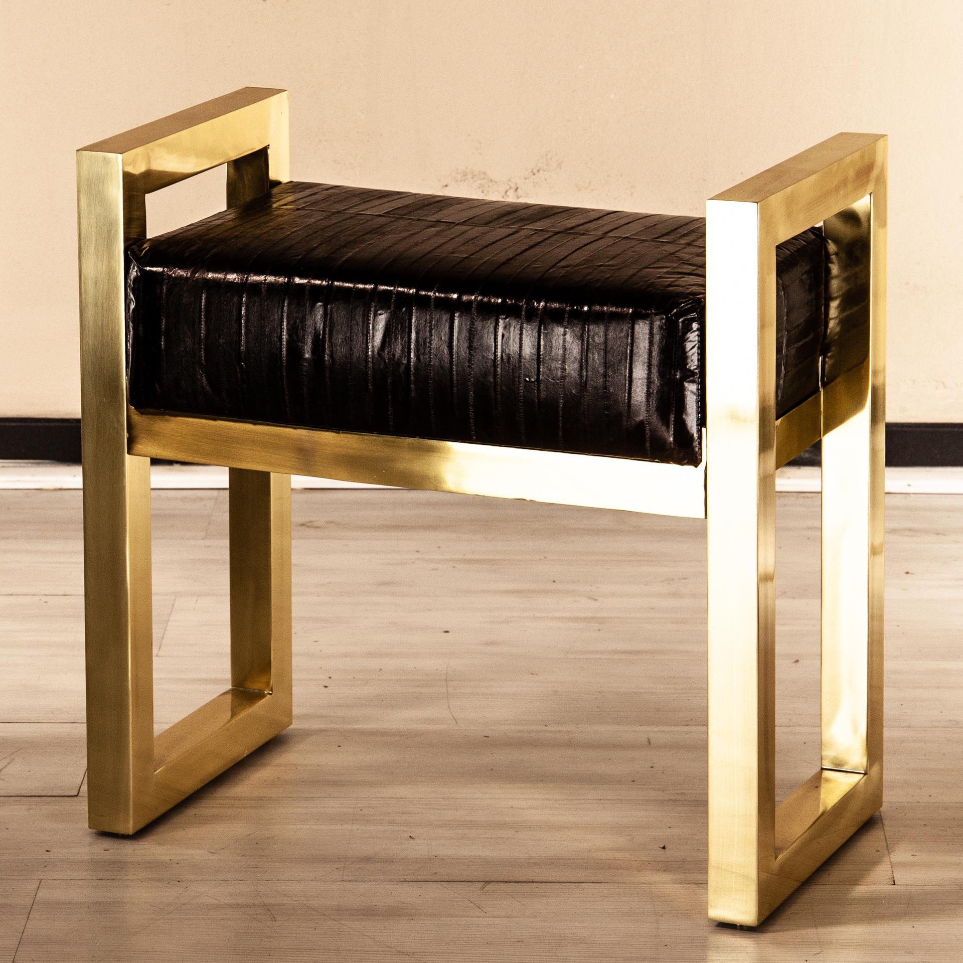 Selezioni Domus Florence bench stool Agrife solid brass and natural eel leather.

A beautiful dressy occasional stool with high end details and a great metalwork that frames a Mid-Century Modern eel leather upholstery.

Made in Florence, Tuscany