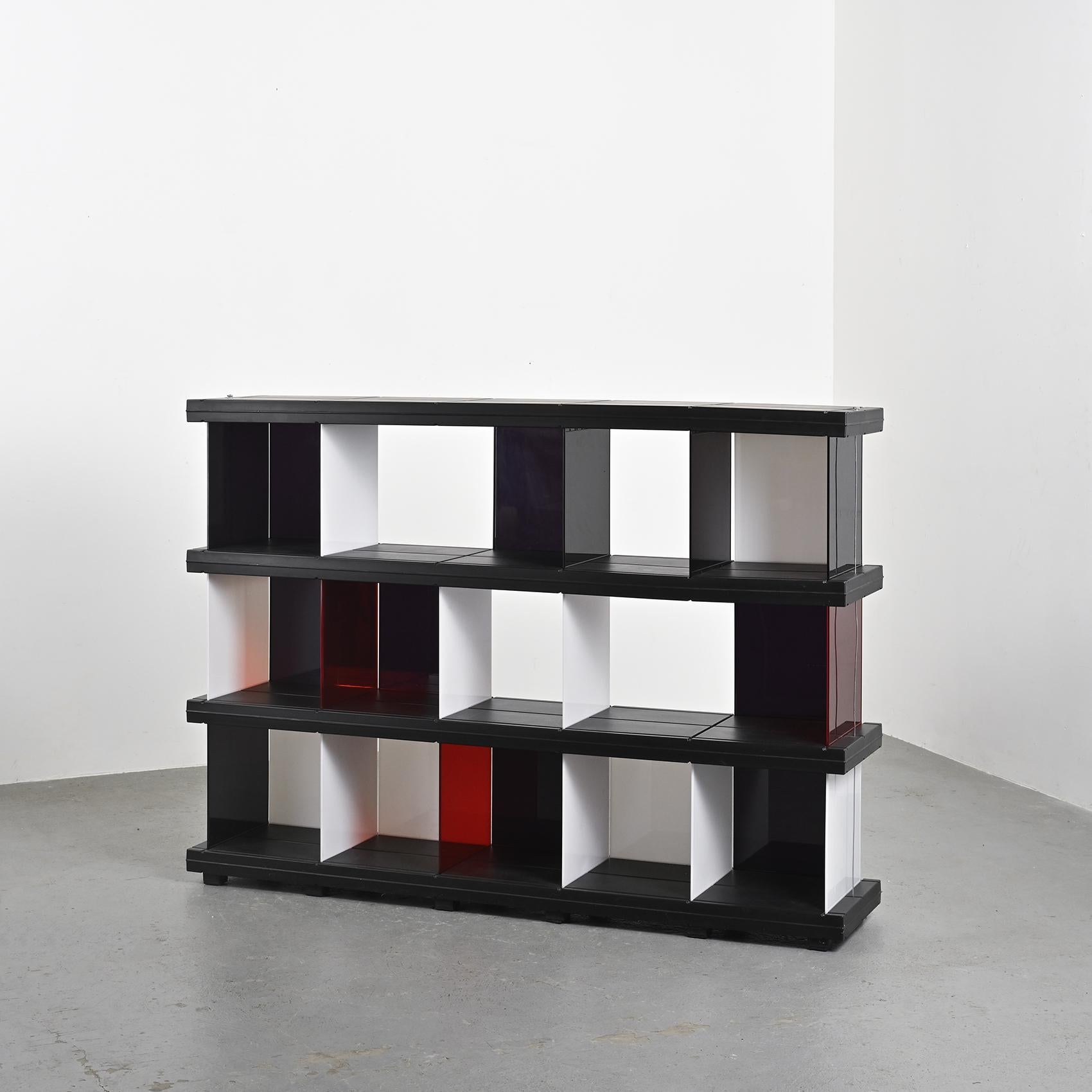 Designed as a tribute to Charlotte Perriand by Ronan & Erwan BOUROULLEC, this Self model bookcase was designed in the 2000s and is no longer produced today.

Entirely dismountable, with three floors, it is made up of a plastic structure in which