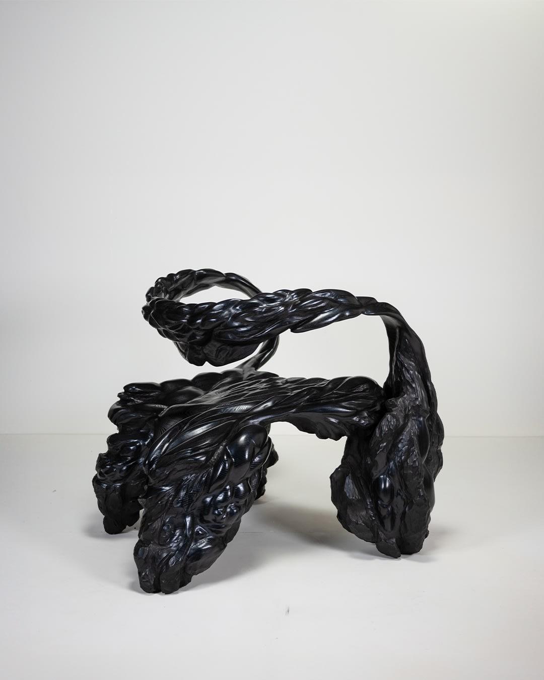 La poltrona lounge Self-Mining approfondisce il concetto di dissotterramento e scavo, fondendo l'artigianato tradizionale con processi istintivi. Scolpita con superfici ruvide e fratturate e con grumi lisci e rovinati dagli agenti atmosferici, la