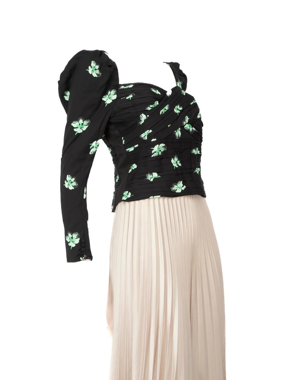 CONDITION is Very good. Minimal wear to the top is evident. Plucks to the weave on the front, back and both sleeves on this used Self-Portrait designer resale item.
 
 
 
 Details
 
 
 Black
 
 Viscose
 
 Top
 
 Green floral print
 
 Long sleeves
 
