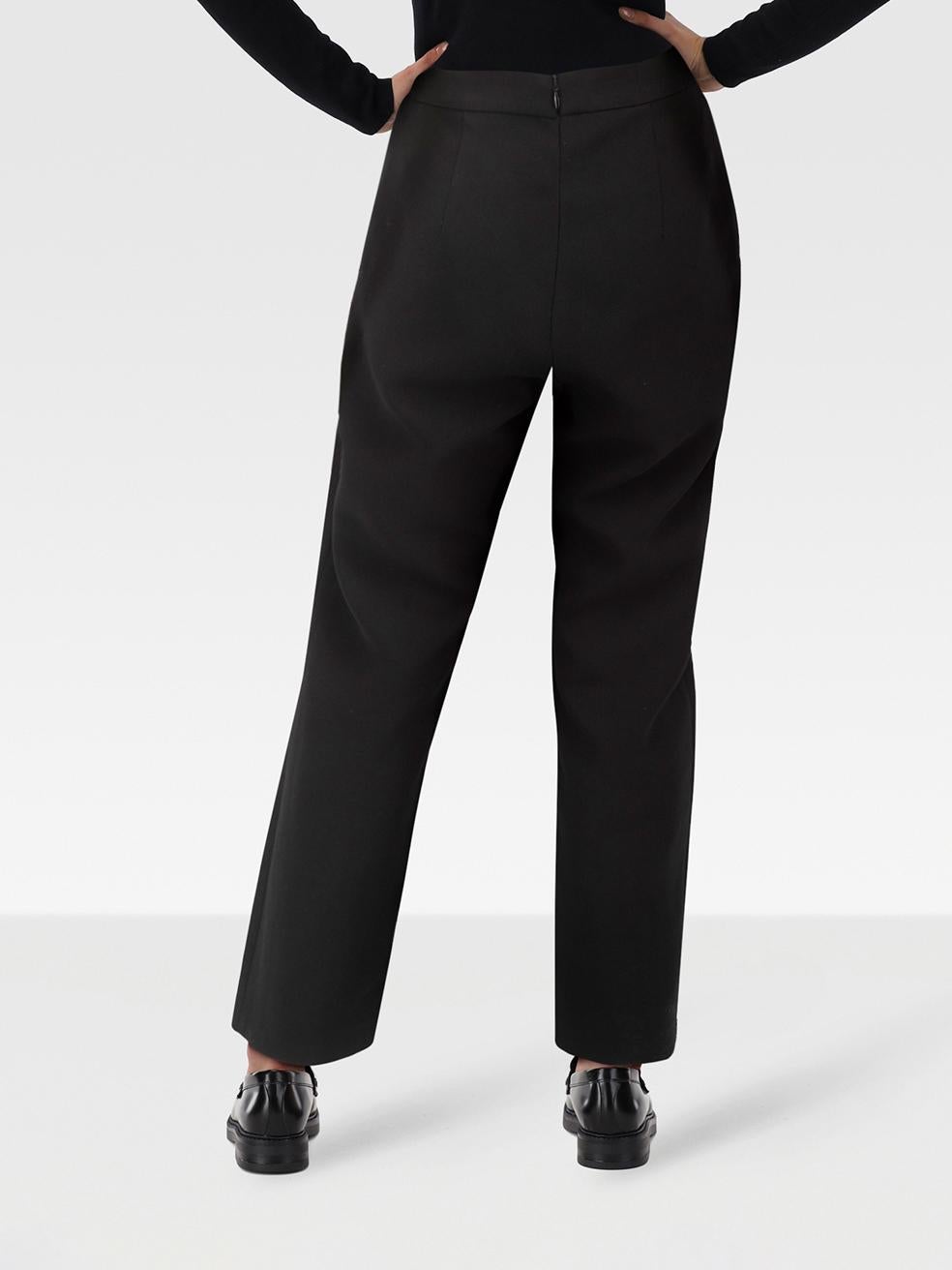 Le condizioni sono molto buone. Questo articolo usato di Self-Portrait è stato rivenduto senza alcun segno di usura.
 

 

 

 Dettagli
 

 

 Nero
 

 Poliestere
 

 Pantaloni
 

 Vestibilità slim
 

 Altopiano
 

 Chiusura posteriore con zip e