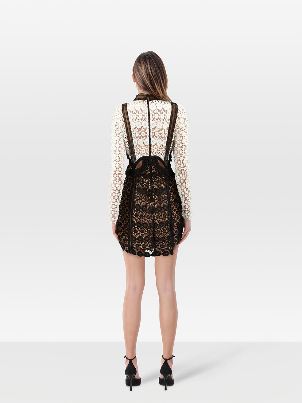 CONDIT ist sehr gut. Das Kleid weist nur minimale Gebrauchsspuren auf. Zupfen Sie bei diesem gebrauchten Self-Portrait Designer-Wiederverkaufsartikel an der Webung auf der rechten Rückseite und der rechten Seite in Richtung der Taille.
 


