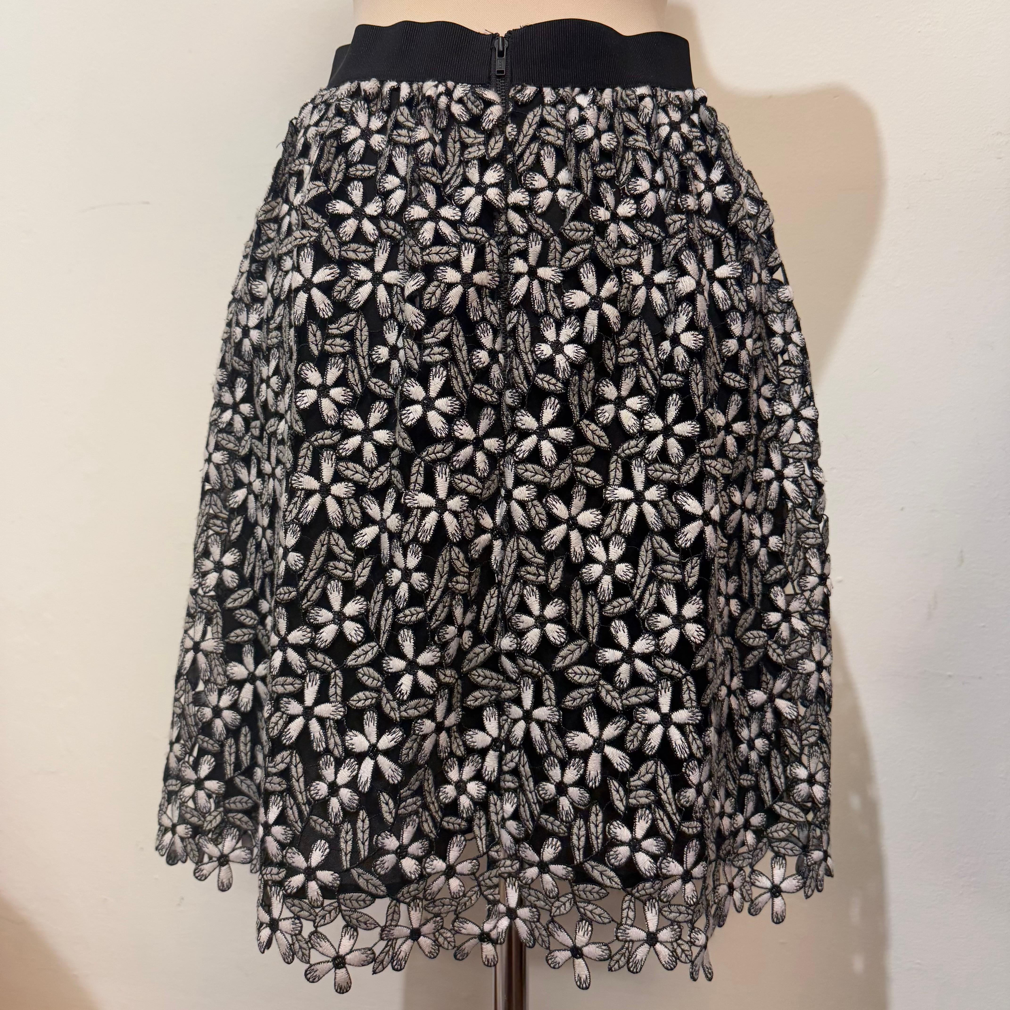 Self-Portrait skirt
Polyester
Lace
Black&white
Floreal pattern
Length cm 55 (21,65 inches)
Waist cm 32 (12,5 inches)
Worldwide express shipping included in the price  !
