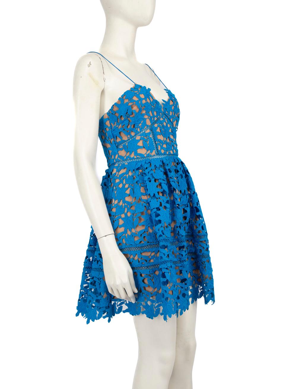 El ESTADO es Muy bueno. Apenas se aprecia desgaste en el vestido de este artículo usado de reventa del diseñador Self-Portrait.
 
 Detalles
 
 
 Model No: Azealea
 
 Azul
 
 Poliéster
 
 Vestido
 
 Mini
 
 Detalle recortado transparente
 
 Sin