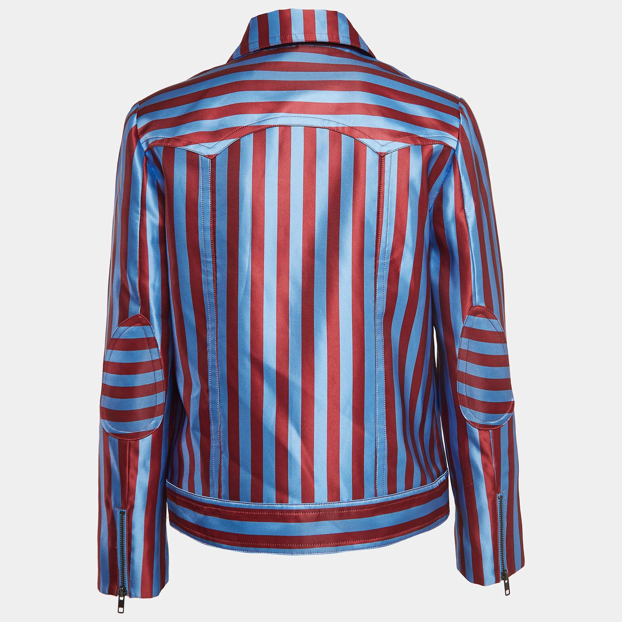 Questa giacca firmata è davvero favolosa! È realizzato in materiali pregiati e presenta maniche lunghe. Abbinalo a pantaloni e scarpe da ginnastica per un look cool.
