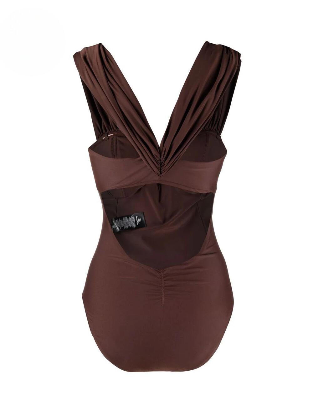 Self-Portrait Brown Cut-out Draped Swimsuit mit drapiertem Ausschnitt, V-Ausschnitt und Slip-on-Stil. 

MATERIAL: Polyester 
Größe: UK 8 / US 4 
Zustand insgesamt: Neu
