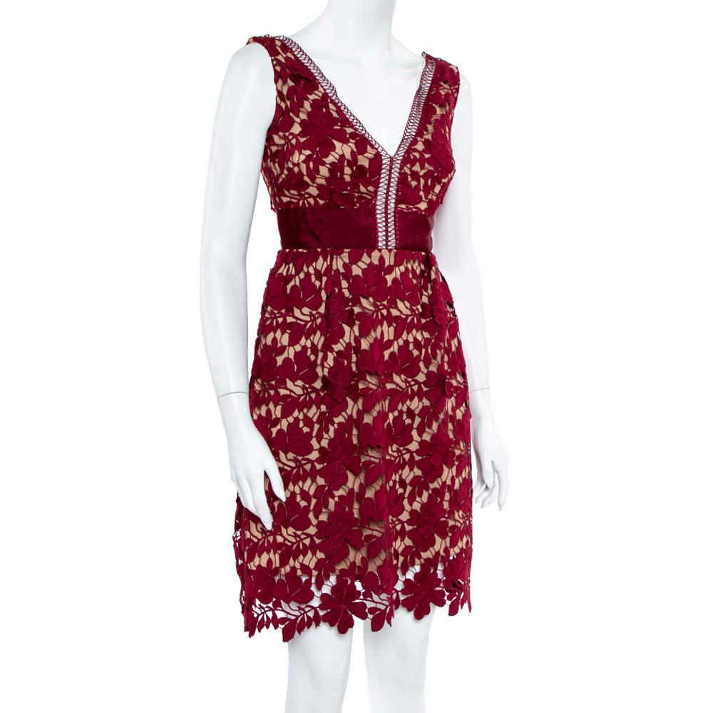 Self-Portrait's idea of femininity and modern approach to silhouettes are evident in this sleeveless short dress. Featuring guipure lace, plunging neckline, and a zip closure, the dress offers a comfortable fit and a fashionable impact.