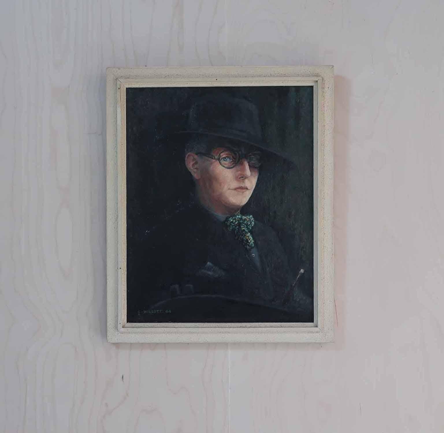 Brillante Autorretrato de George Willott*.

Óleo sobre lienzo.Firmado y fechado 1944

Marco original de madera pintada de color crema y gesso

Una de las etiquetas del reverso sugiere que se ha expuesto en la Royal Academy

La medida dada es el