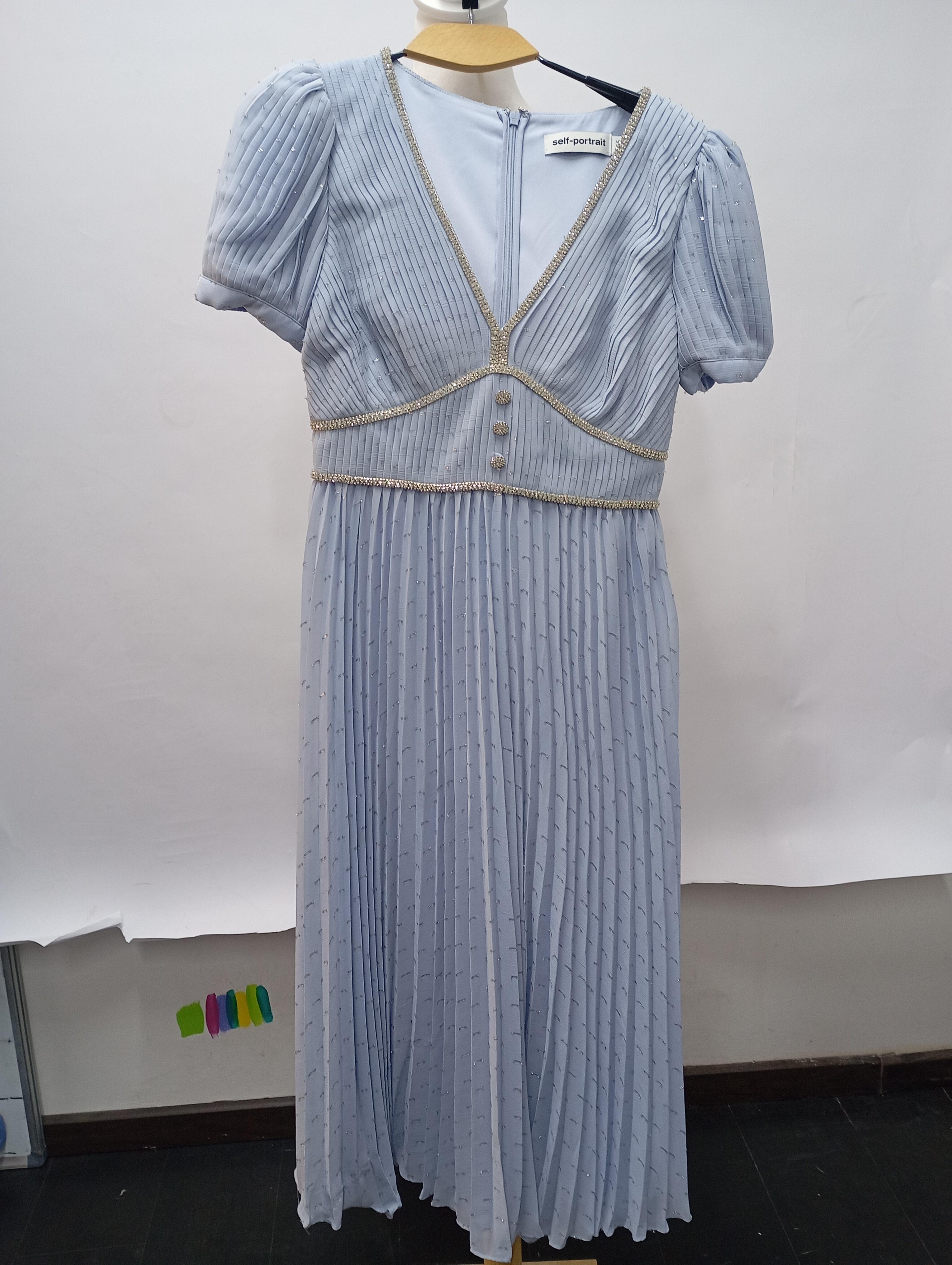 Self-Portrait - Vestito midi impreziosito con scollo a V di colore blu baby - usato
Delicato e sognante, questo midi dress blu baby di Self-Portrait è un pezzo da favola fatto per le romantiche moderne. Caratterizzato da un'elegante scollatura a V,