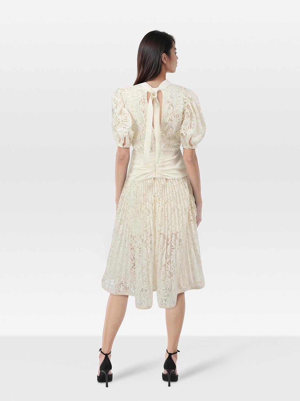 L'ÉTAT est Jamais porté, avec les étiquettes. Aucune usure visible de la robe n'est visible sur ce nouvel article de revente de designer Self-Portrait.
 

 Détails
 

 

 Ecru
 

 Polyester
 

 Robe
 

 Midi
 

 Manches mi-longues
 

 Dentelle