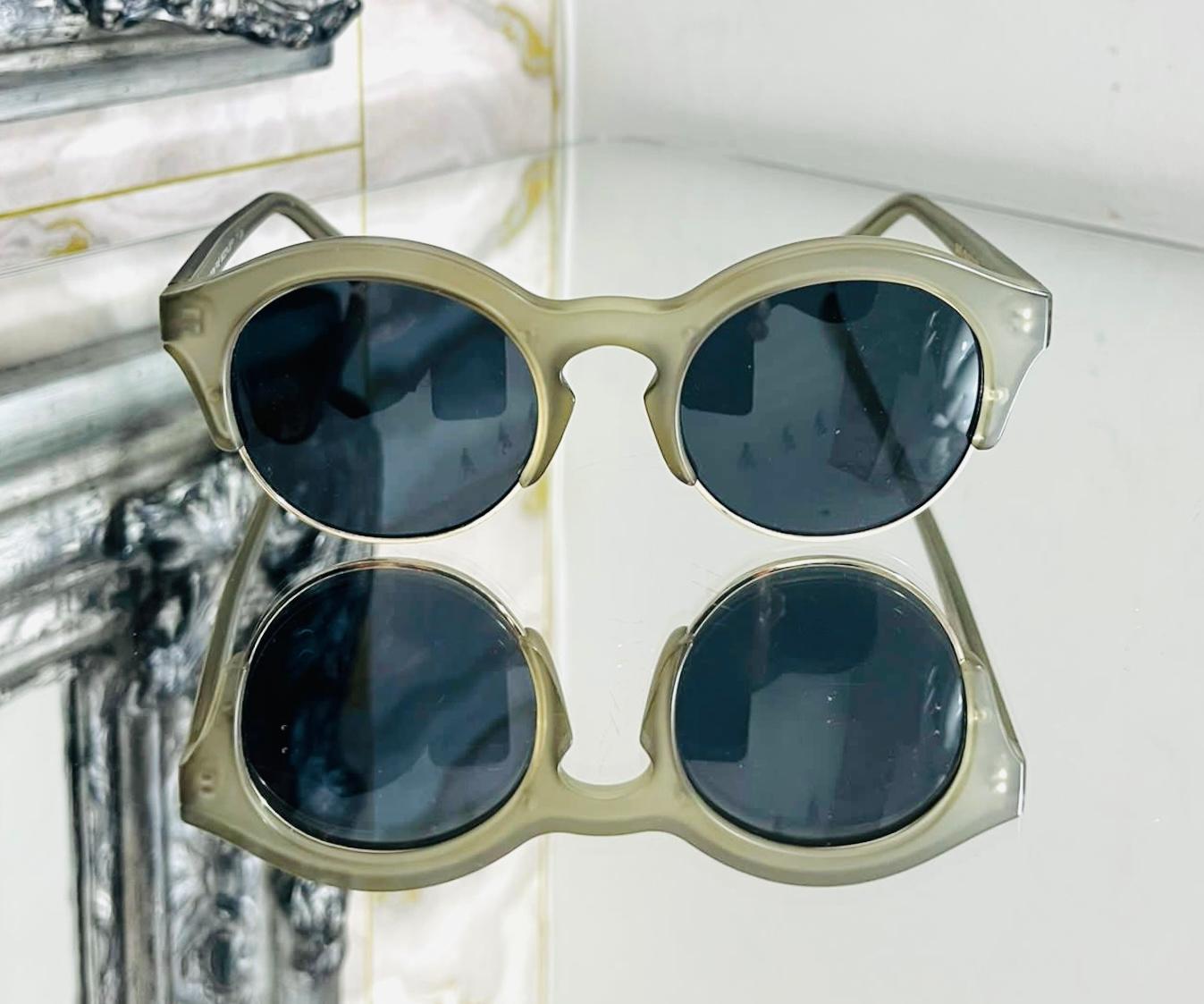Self-Portrait Edition 5 Sunglasses

Matte grey/gold framed, sunglasses designed with a rounded shape.

Featuring smoke grey lenses and 100% UV protection.

Size – One Size

Condition – Very Good

Composition – Acetate

Comes with – Glasses Only