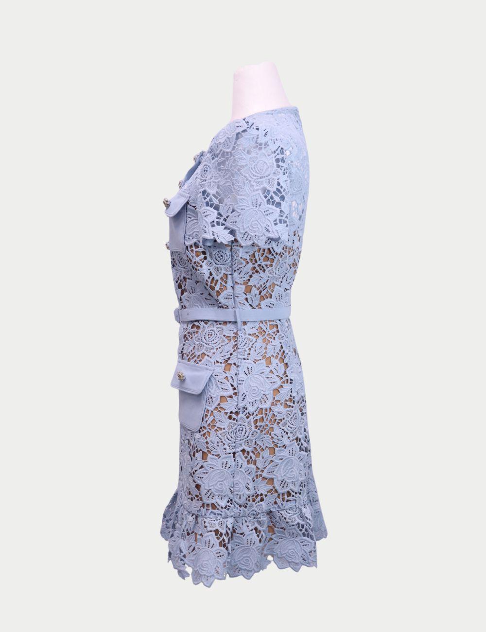 Self-Portrait - Mini abito con peplo in pizzo blu

Femminile, fresco e impeccabile: questo mini abito in pizzo blu di Self-Portrait è un pezzo forte del marchio londinese di culto. Realizzato in pizzo guipure floreale con dettagli intricati, l'abito
