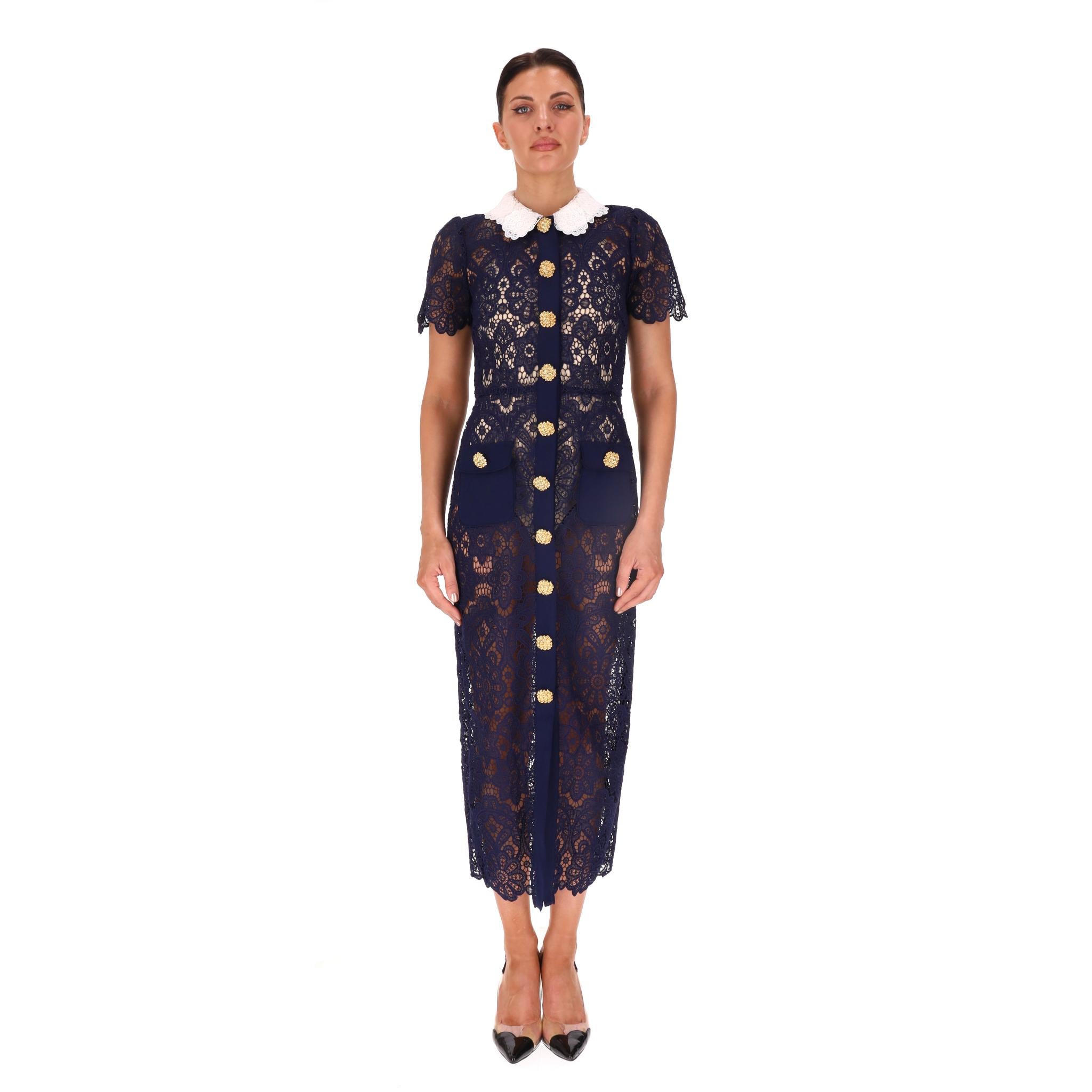 Self-Portrait - Robe midi en dentelle de guipure avec collier

Robe chemise marine en guipure semi-transparente à motif floral.

Doté d'un col bordé de festons, il adopte une silhouette trapèze et des manches courtes à capuchon, complétées par des