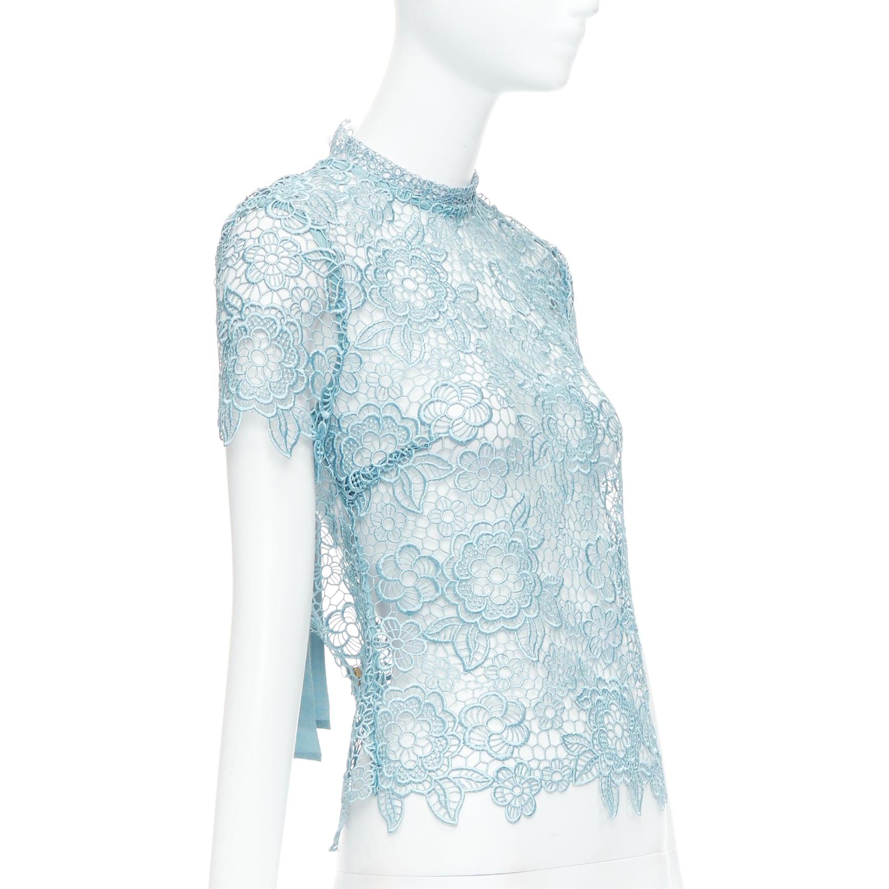 AUTORRETRATO Top de encaje de guipur azul cielo con espalda abierta y festón UK6 XS Gris en venta