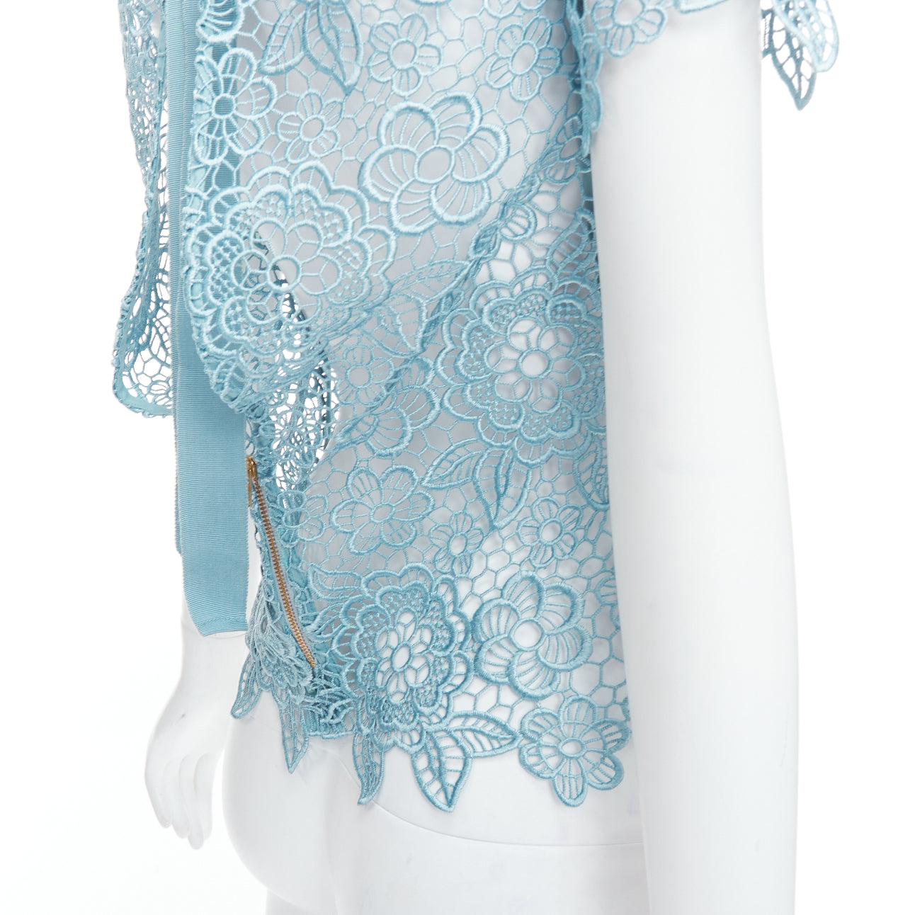 AUTORRETRATO Top de encaje de guipur azul cielo con espalda abierta y festón UK6 XS en venta 2