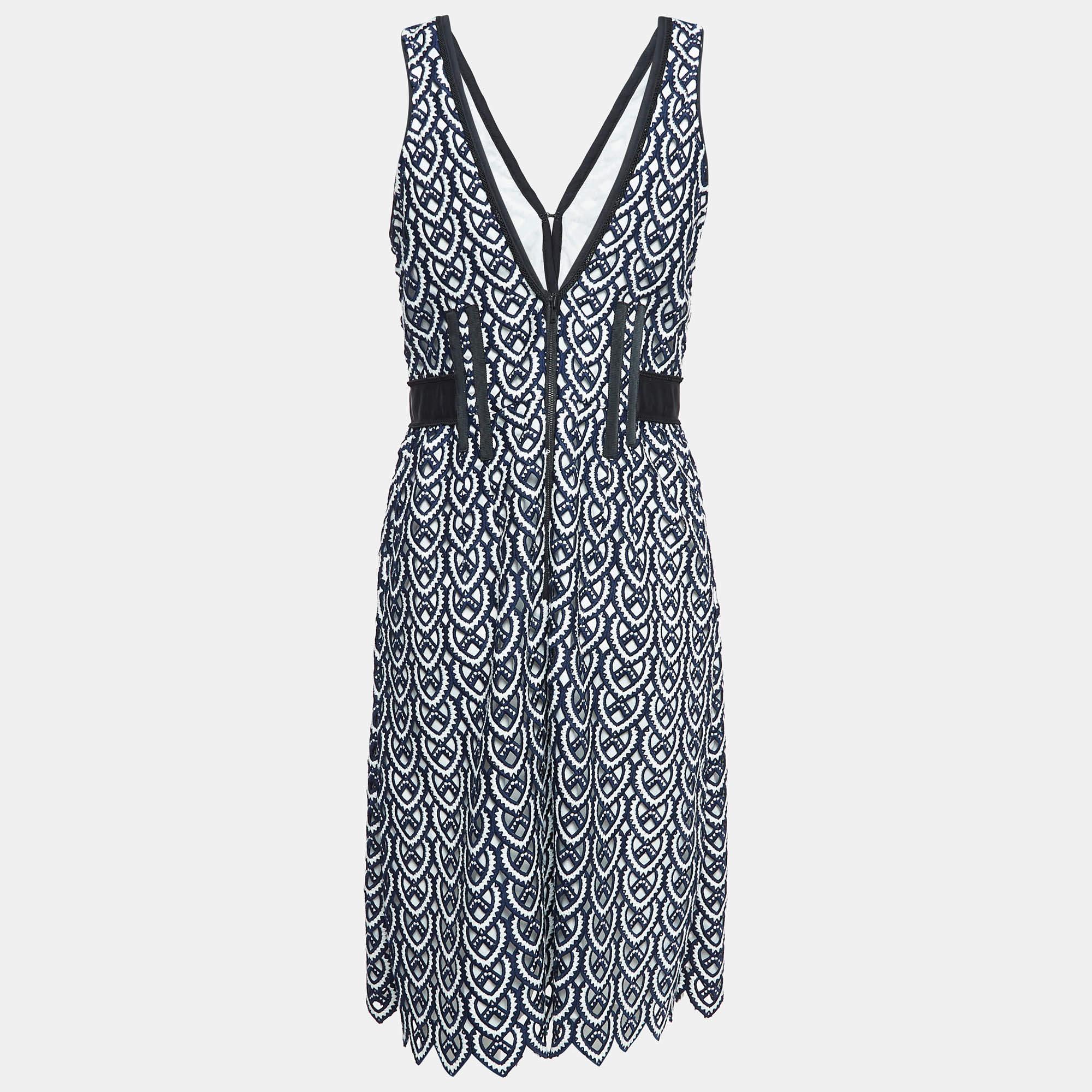Cette élégante robe midi respire l'élégance et la sophistication. Sa longueur flatteuse tombe entre le genou et la cheville, offrant une option polyvalente pour diverses occasions. Avec son design chic, il allie les tendances modernes au charme