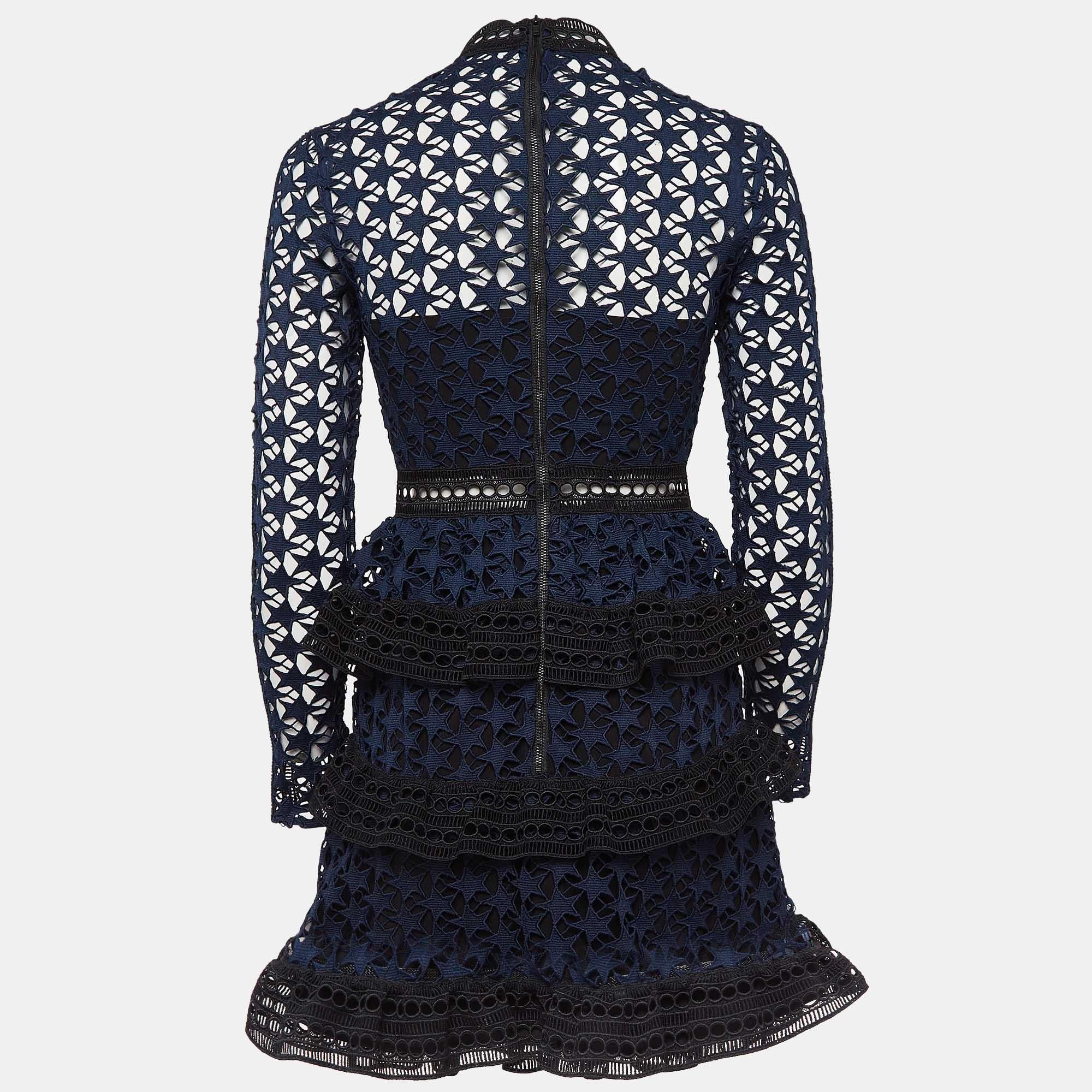 Cette robe de créateur est un vêtement chic et stylé qui respire l'élégance et la sophistication. Avec son design élégant, sa silhouette flatteuse et sa confection de haute qualité, cette robe est parfaite pour toute occasion spéciale ou soirée,