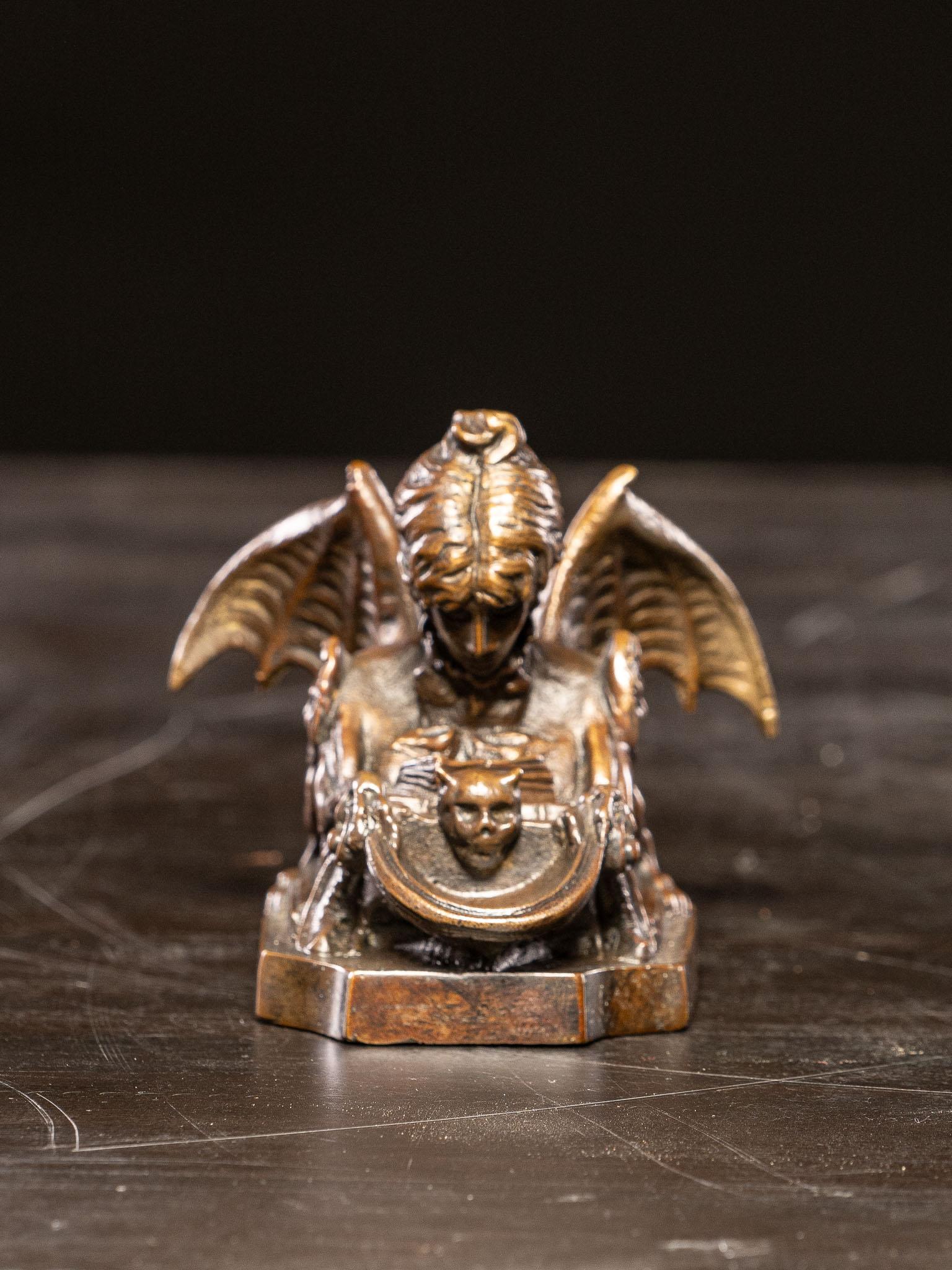 Una scoperta favolosa: questa chimera in bronzo rappresenta un autoritratto della famosa Sarah Bernhardt sotto forma di una mostruosa chimera! Una riduzione in bronzo basata sulla terracotta creata dall'artista intorno al 1870. Questa è la versione
