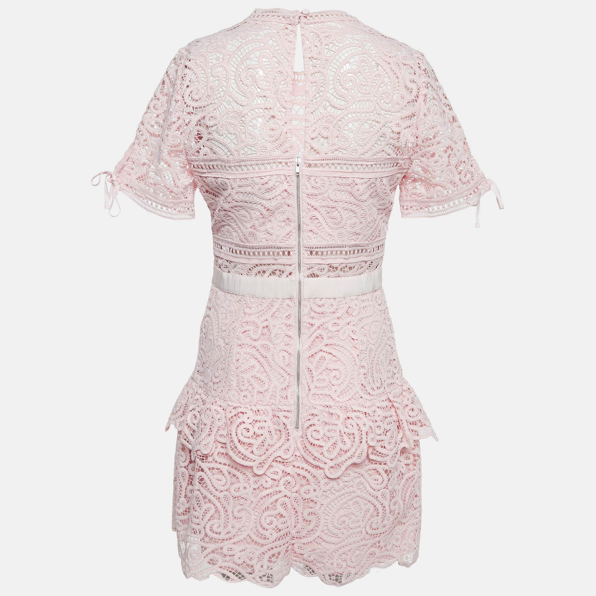 La finesse artistique et la silhouette féminine de cette robe de créateur témoignent du savoir-faire impeccable de la griffe en matière de confection. Il est cousu à l'aide de matériaux de qualité.  a une bonne tenue  et peut être facilement stylisé