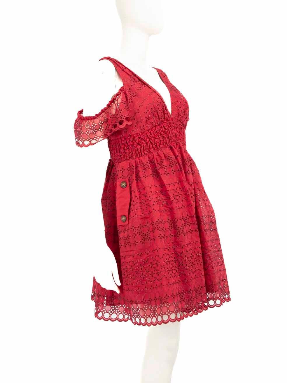 El ESTADO es Muy bueno. El vestido presenta un desgaste mínimo y una decoloración en el forro de las axilas de esta prenda de segunda mano del diseñador Self-Portrait.
 
Detalles
 
 
 Rojo
 
 Poliéster
 
 Mini vestido
 
 Bordado inglés
 
 Hombro