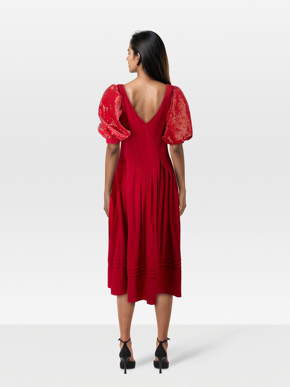 CONDITION is Very good. Minimal wear to the dress is evident. This item has been repaired on the front skirt on this used Self-Portrait designer resale item.
 

 

 

 Details
 

 

 Red
 

 Polyester
 

 Dress
 

 Midi
 

 Sequinned short puff