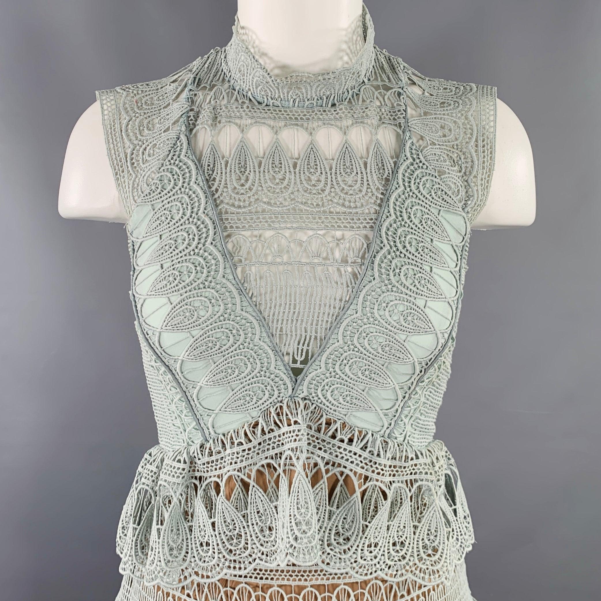 Vestido AUTORRETRATO
en un tejido azul salvia de mezcla de poliéster y algodón con
 Estilo sin mangas, diseño de encaje con cuello alto y falda a capas, y forro nude para una ilusión nude perfecta. Excelente estado de conservación. 

Marcado:   2