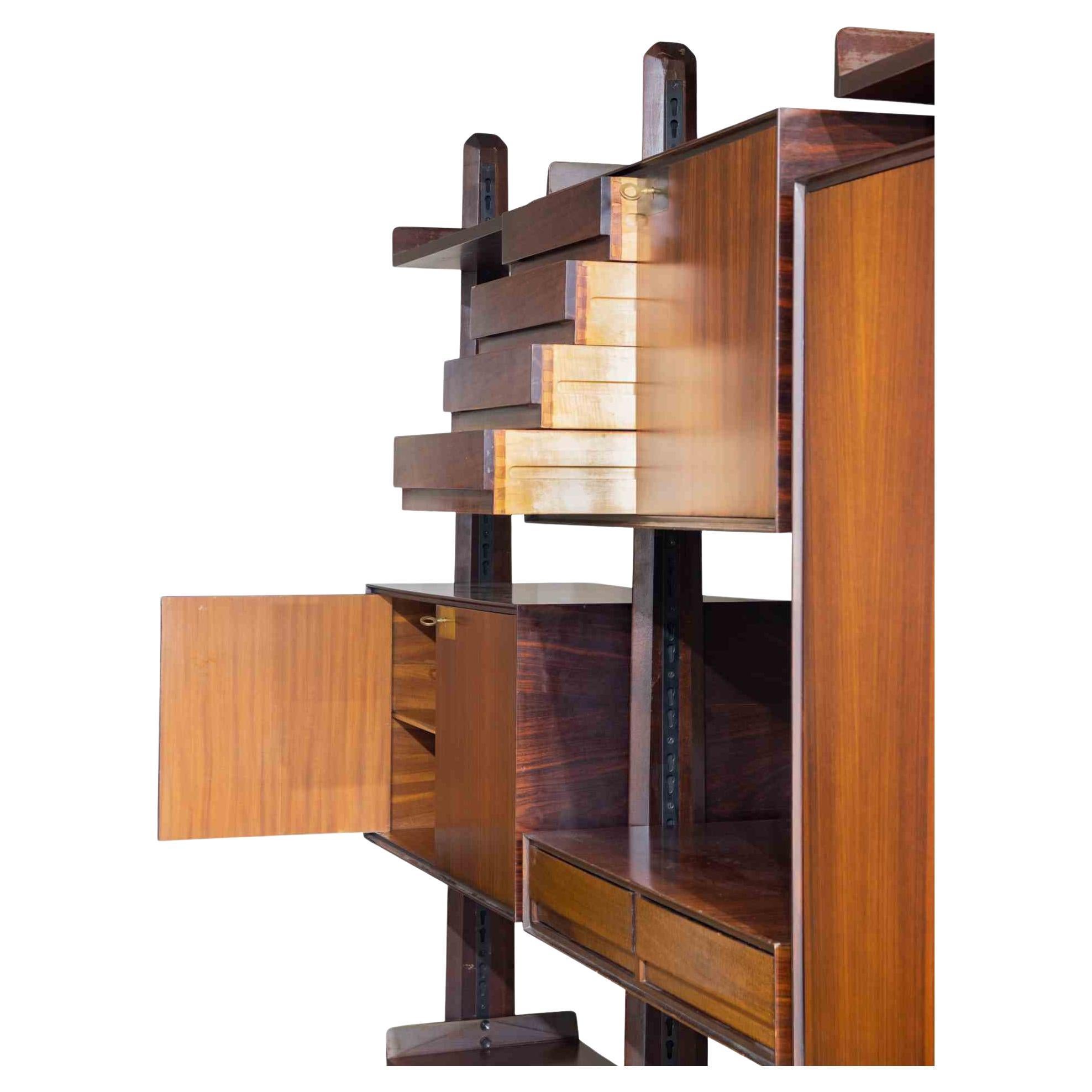 Das selbststehende Bücherregal ist ein originelles Designobjekt, das in den 1970er Jahren von Vittorio Dassi entworfen wurde.

Ein elegantes Bücherregal aus Holz.

Perfekt, um Ihr Zuhause zu dekorieren!

Die Kreationen von Vittorio Dassi