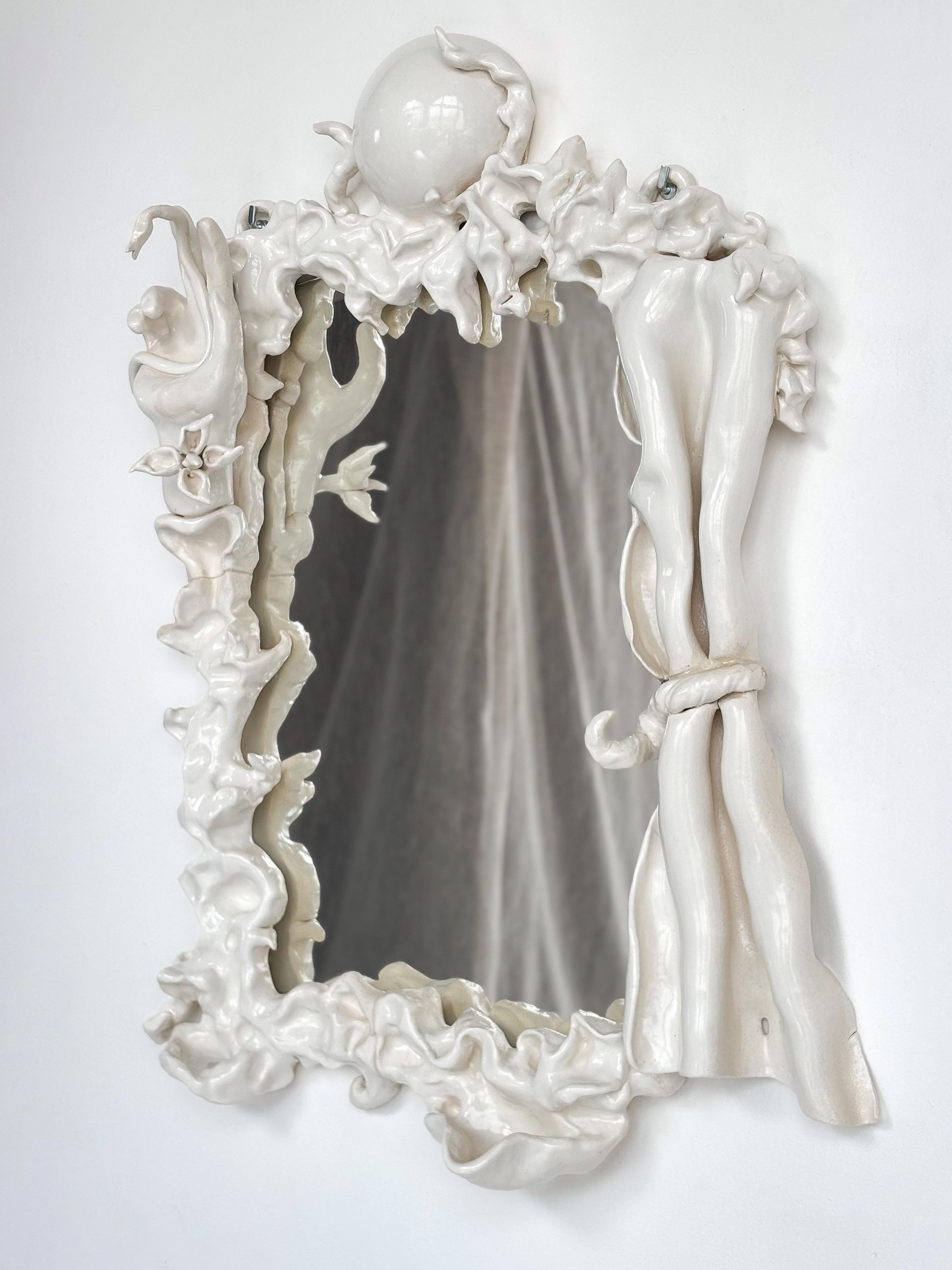 Selbstgenügsamer Wandspiegel aus weiß glasierter Keramik von Lucile Rebeirot
Abmessungen: T 15 x B 59 x H 81 cm. 
MATERIALIEN: Glasierte Keramik und Glasspiegel.

Geboren 1988, lebt und arbeitet in Paris.

Die Keramikkünstlerin, die traditionelle