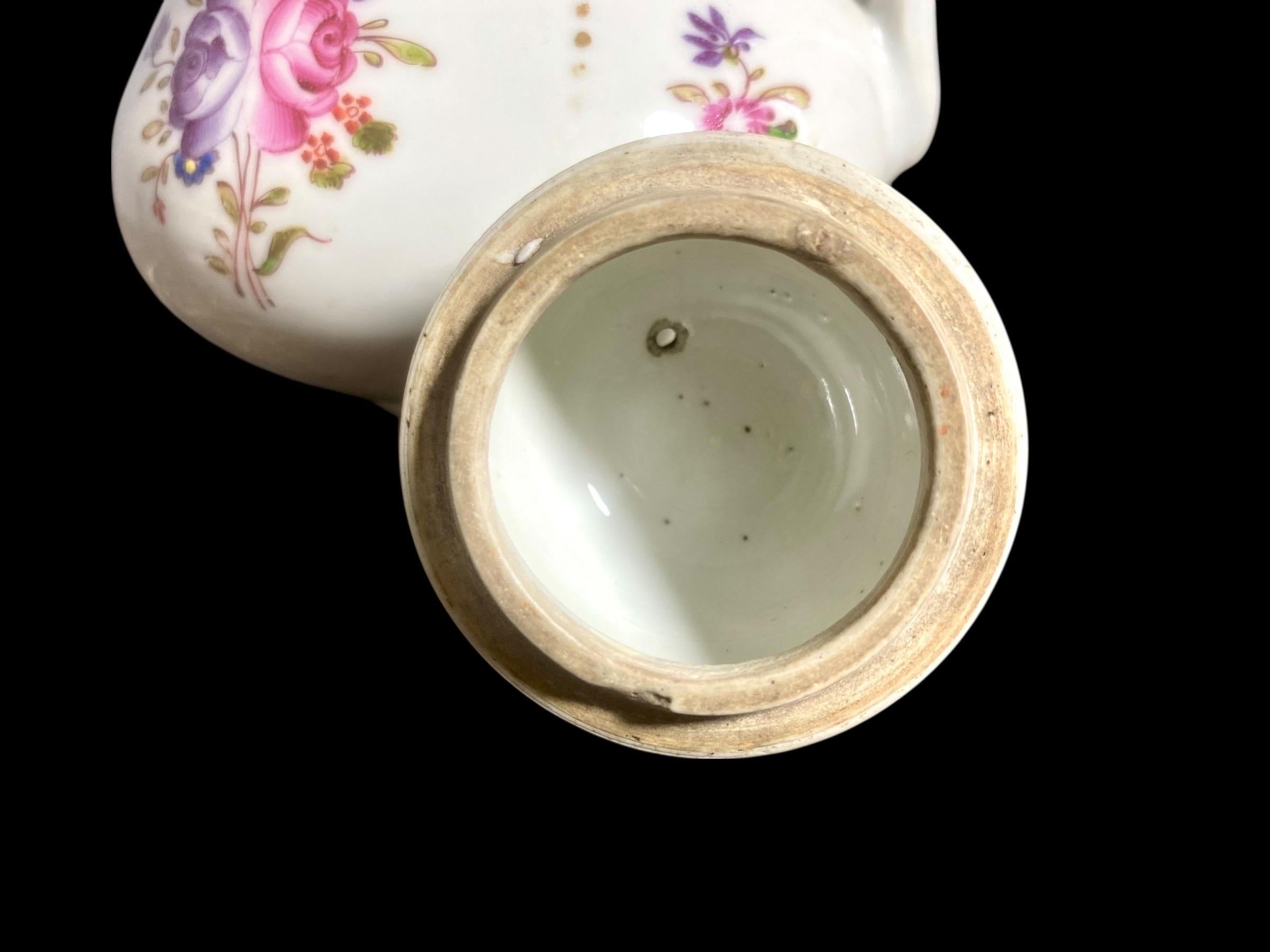 Egoistischer Porzellankrug mit Blumendekor, Compagnie des Indes, 18. Jahrhundert im Angebot 3