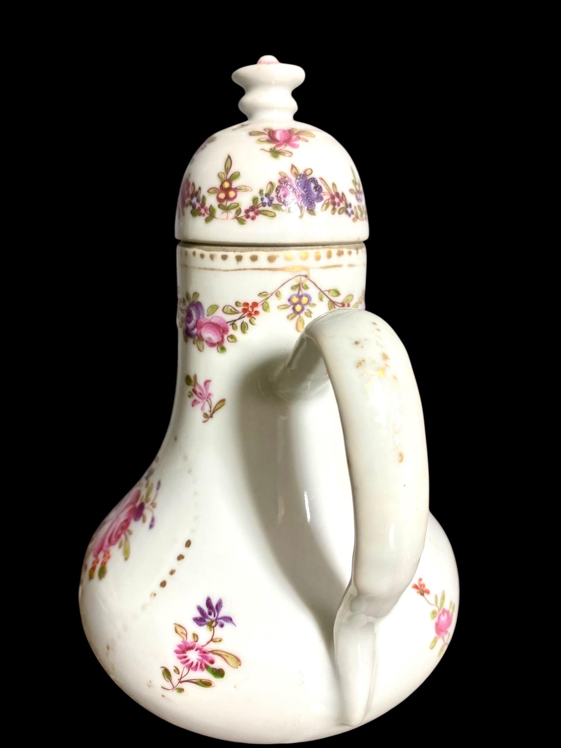 Egoistischer Porzellankrug mit Blumendekor, Compagnie des Indes, 18. Jahrhundert im Angebot 4