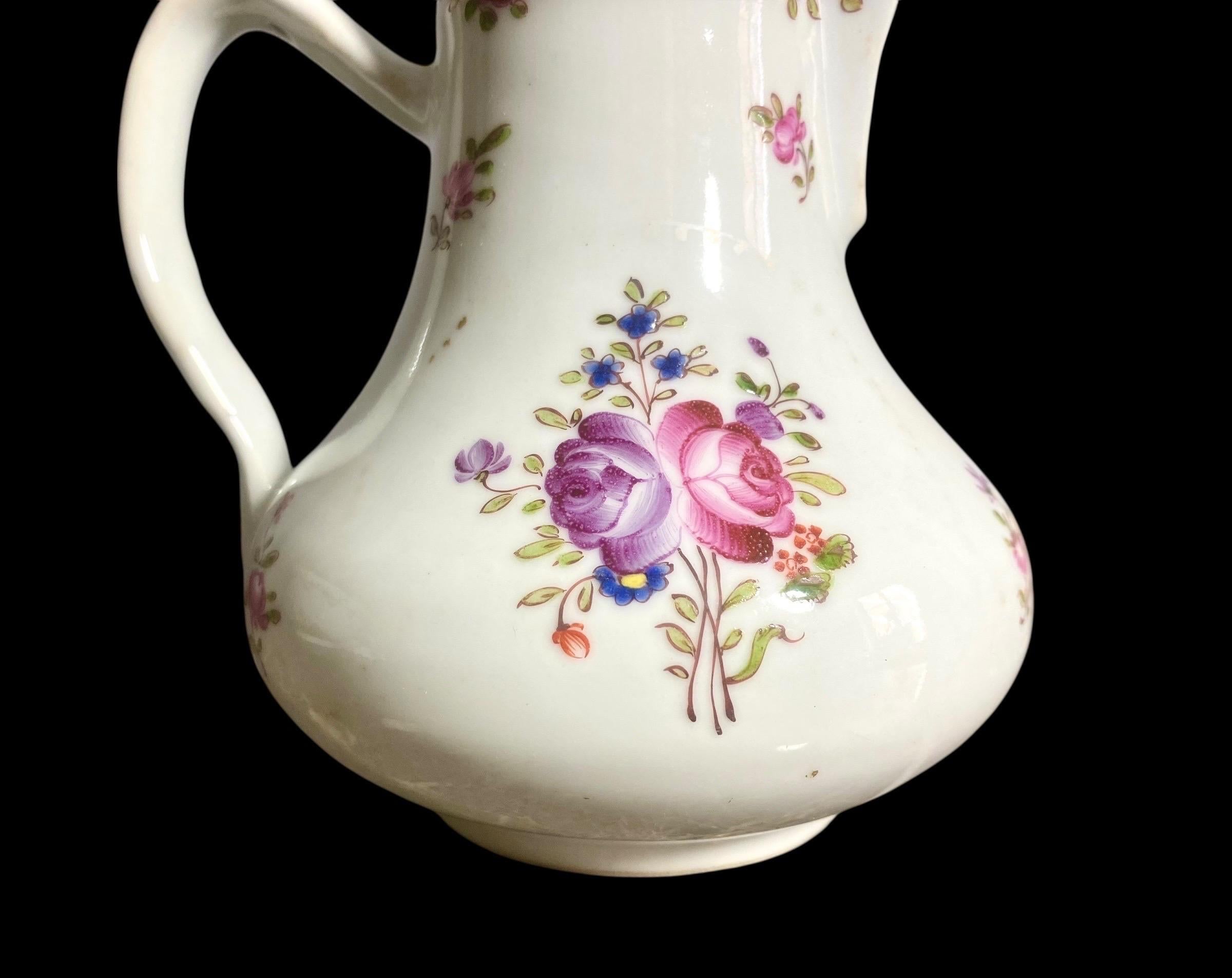 Diese elegante und raffinierte kleine Porzellankanne ist ein seltenes Stück aus dem 18. Jahrhundert, das von chinesischen Herstellern im Auftrag der East India Company für den europäischen Markt hergestellt wurde.

Es zeichnet sich durch sein zartes