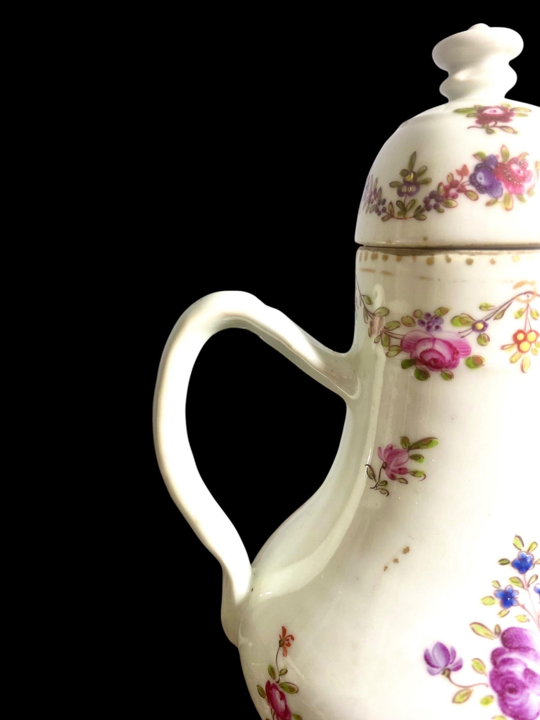 Egoistischer Porzellankrug mit Blumendekor, Compagnie des Indes, 18. Jahrhundert (Chinesischer Export) im Angebot