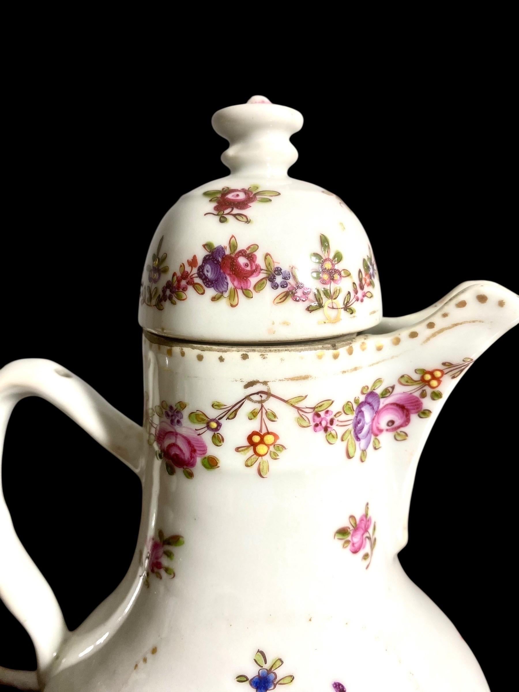 Egoistischer Porzellankrug mit Blumendekor, Compagnie des Indes, 18. Jahrhundert (Chinesisch) im Angebot