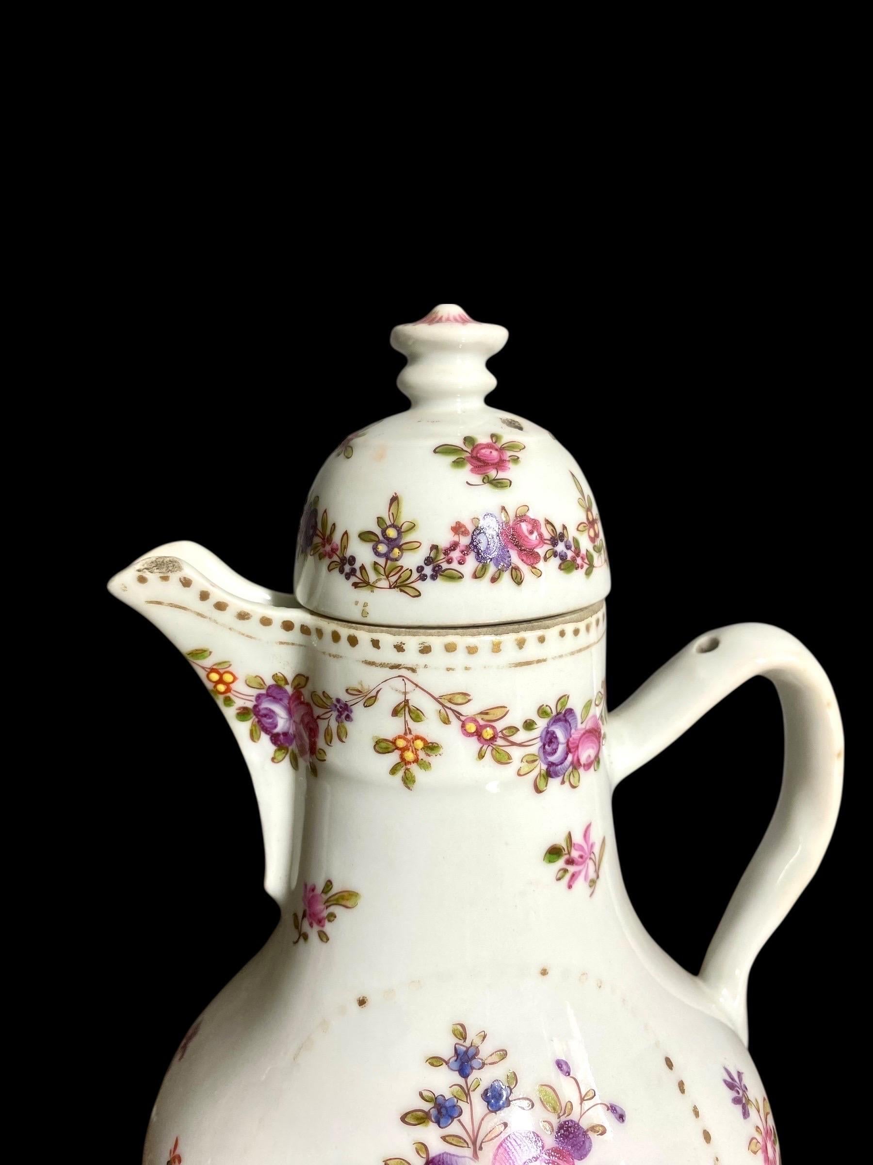 Egoistischer Porzellankrug mit Blumendekor, Compagnie des Indes, 18. Jahrhundert (18. Jahrhundert und früher) im Angebot