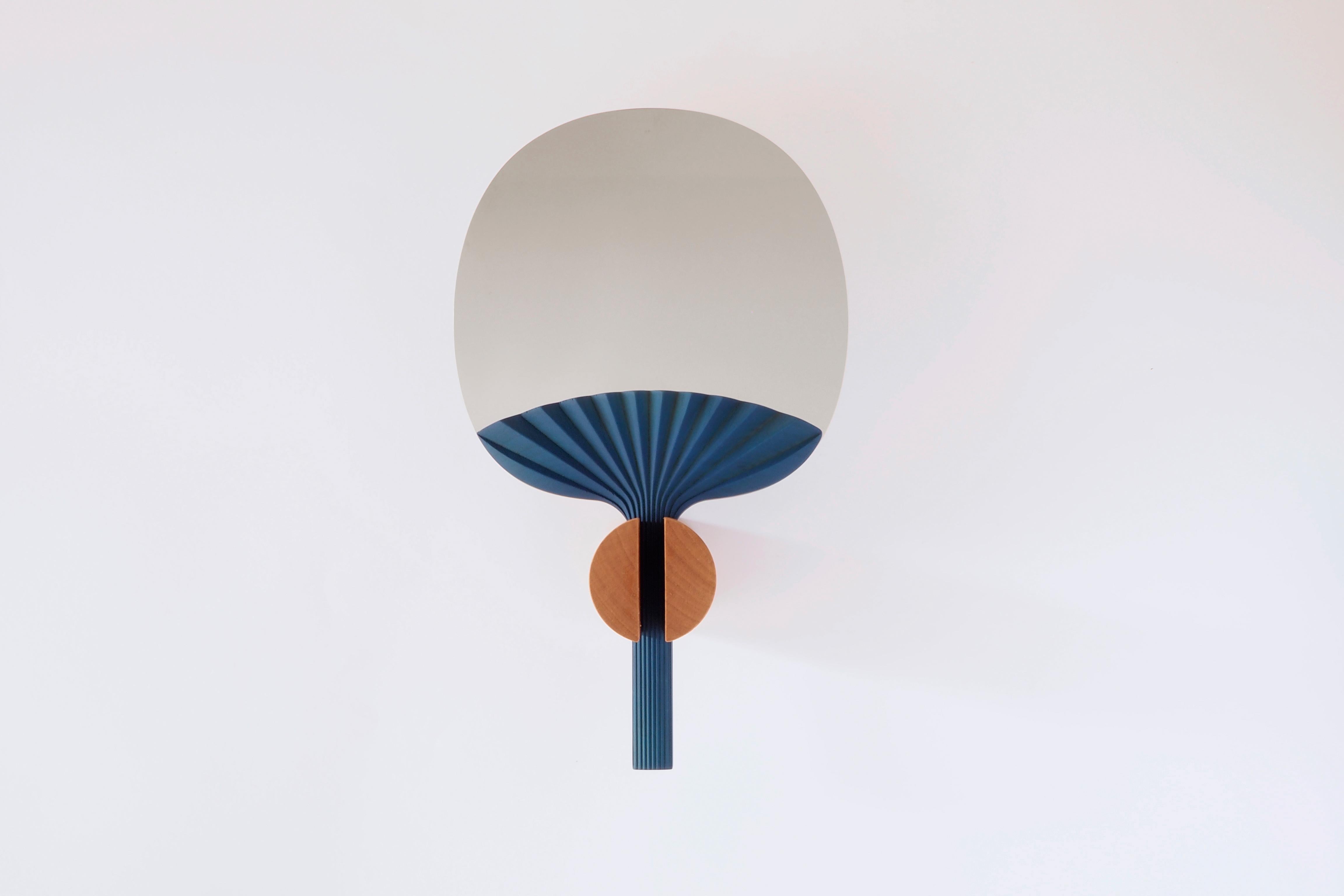 The appeal of the Silk Road – the route which connected the East to the West, reaching as far as Venice –is brought back to life by this object inspired by Chinese fans, where the mirror is offered as a refined female
accessory.
The lightness and