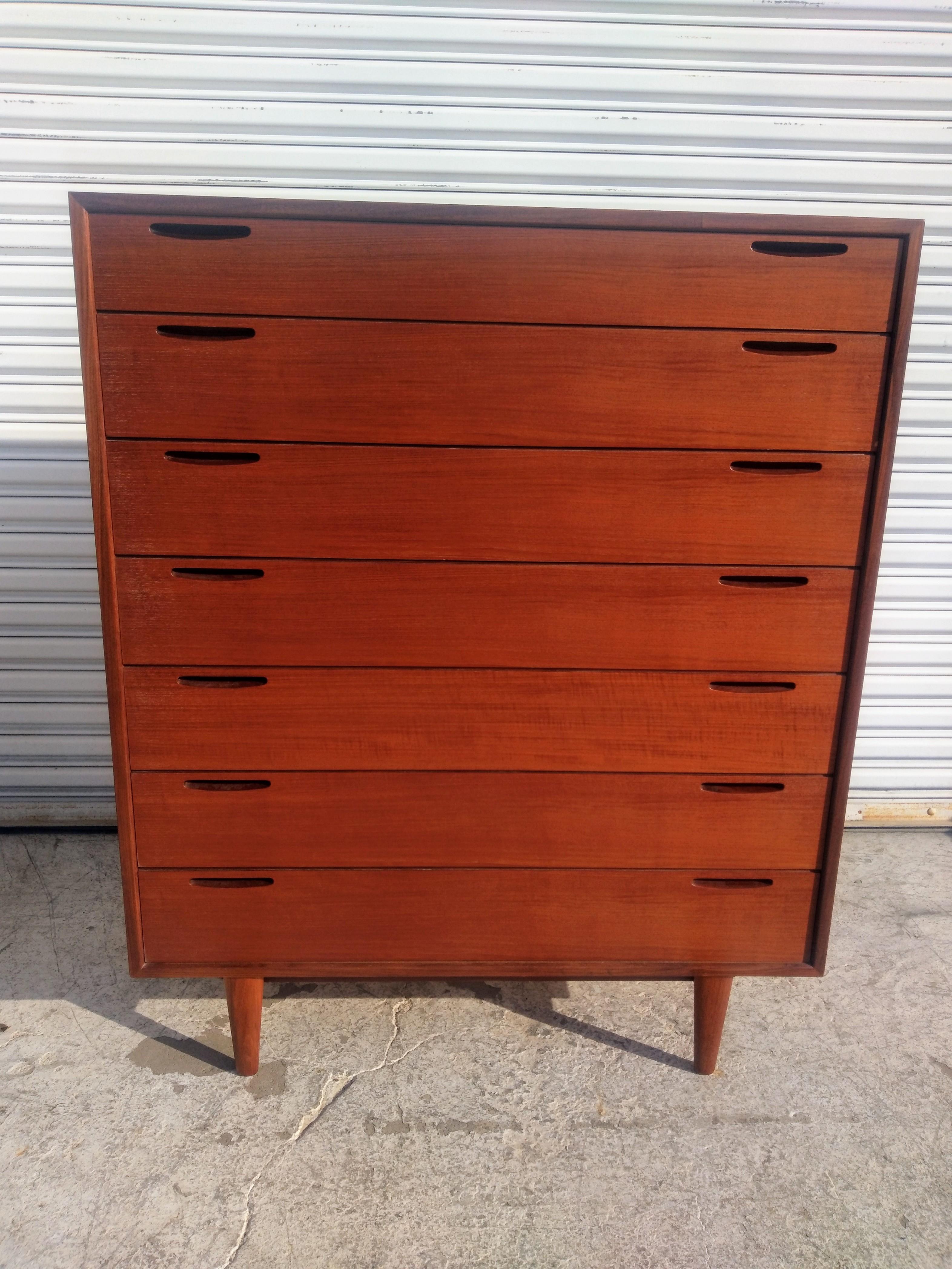 Cassettiera in stile Mid-Century Modern in teak con sette cassetti. Questo pezzo è stato realizzato in Danimarca da Selig Furniture. Questo pezzo è realizzato in teak con una ricca venatura.