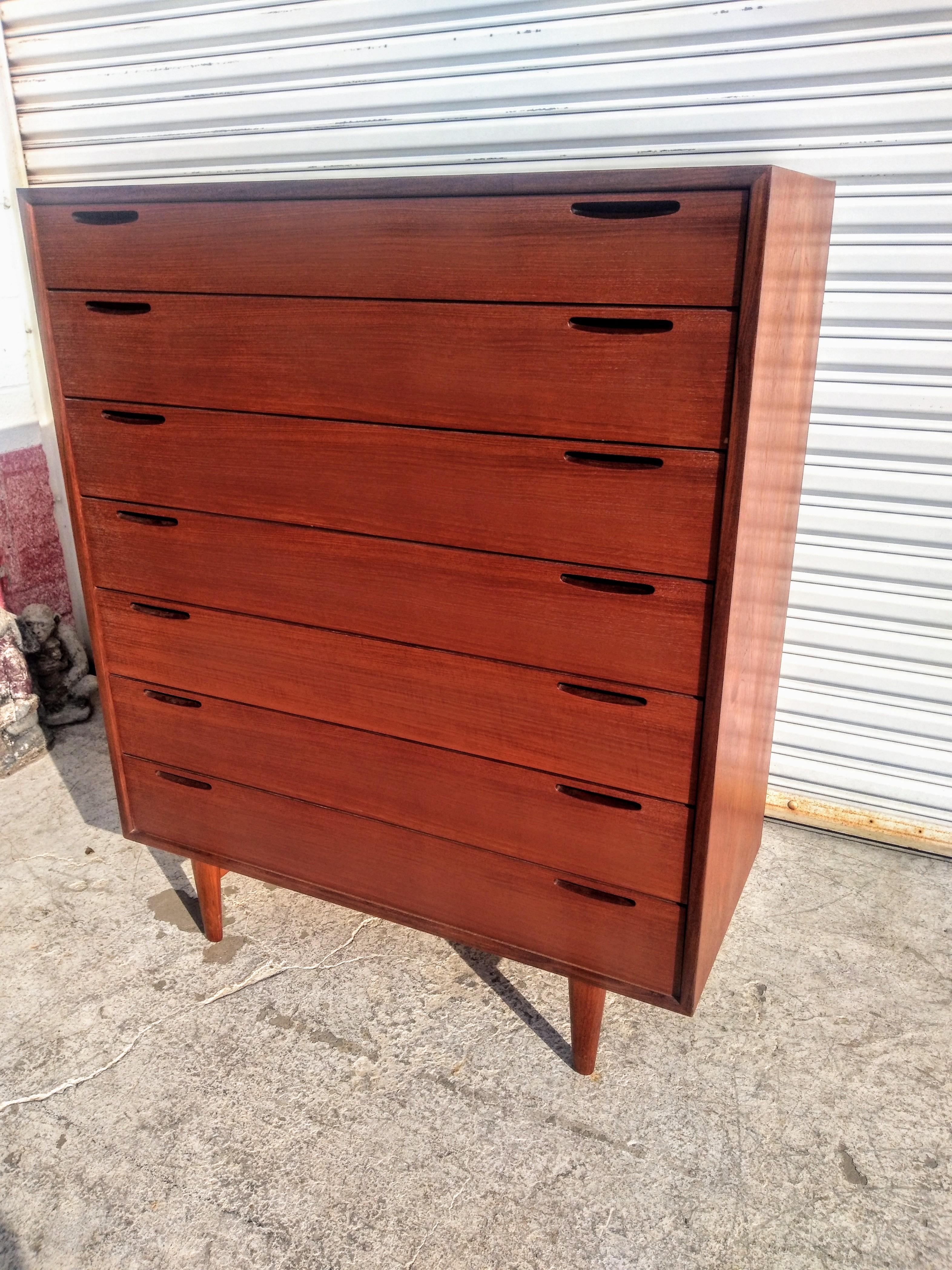 Scandinavo moderno Cassettiera scandinava in teak di Selig Furniture in vendita