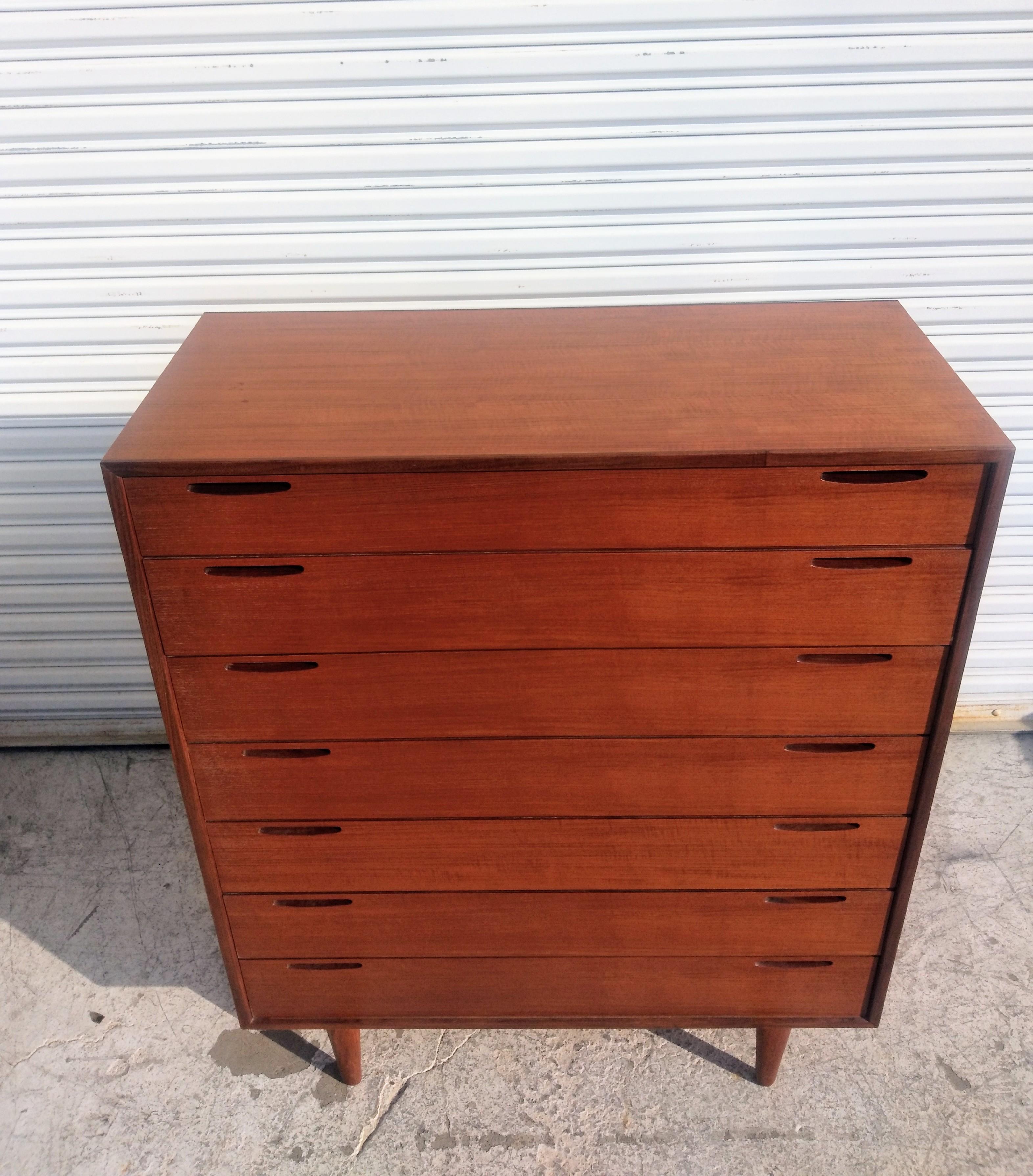 Cassettiera scandinava in teak di Selig Furniture In condizioni buone in vendita a Pasadena, TX