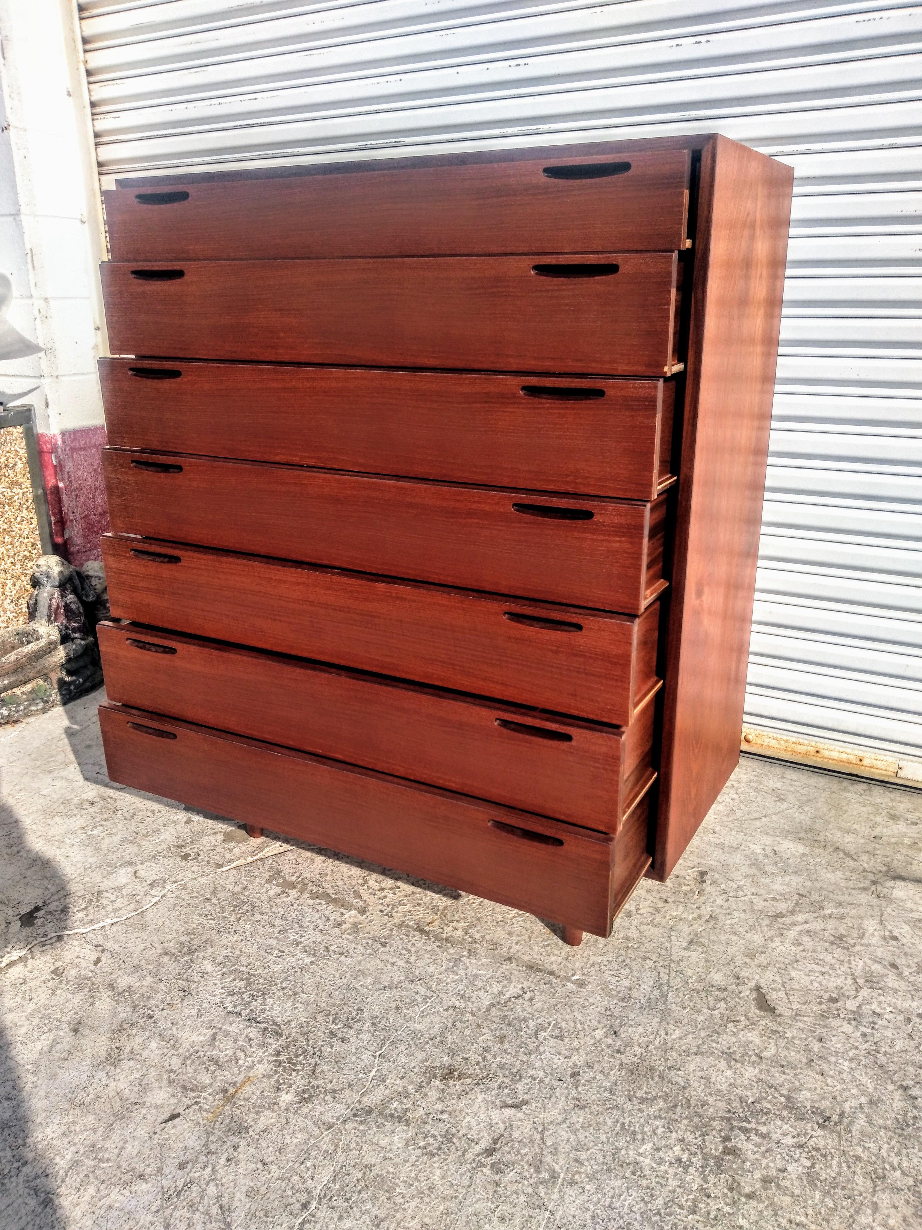 Cassettiera scandinava in teak di Selig Furniture in vendita 1