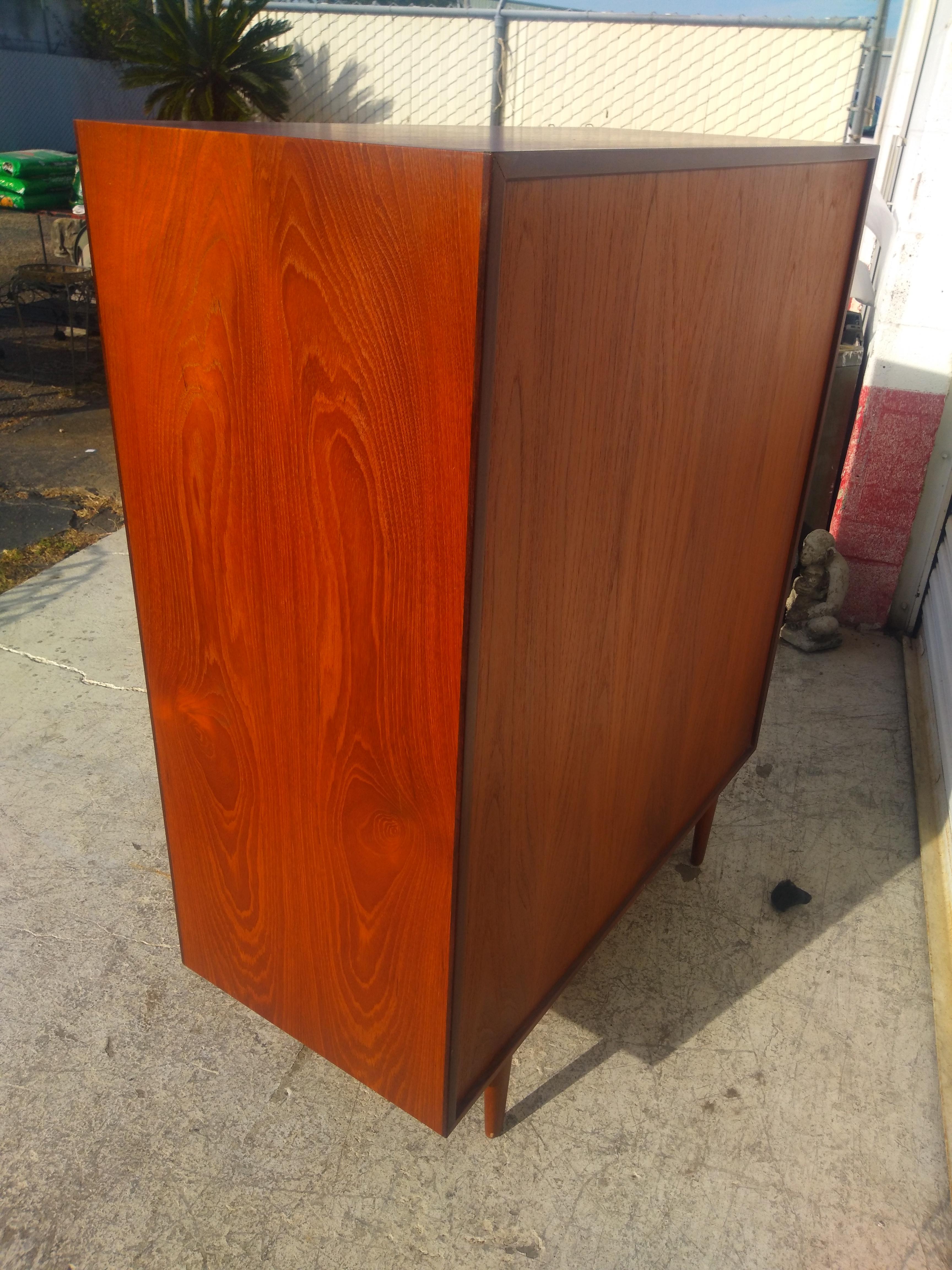 Cassettiera scandinava in teak di Selig Furniture in vendita 2