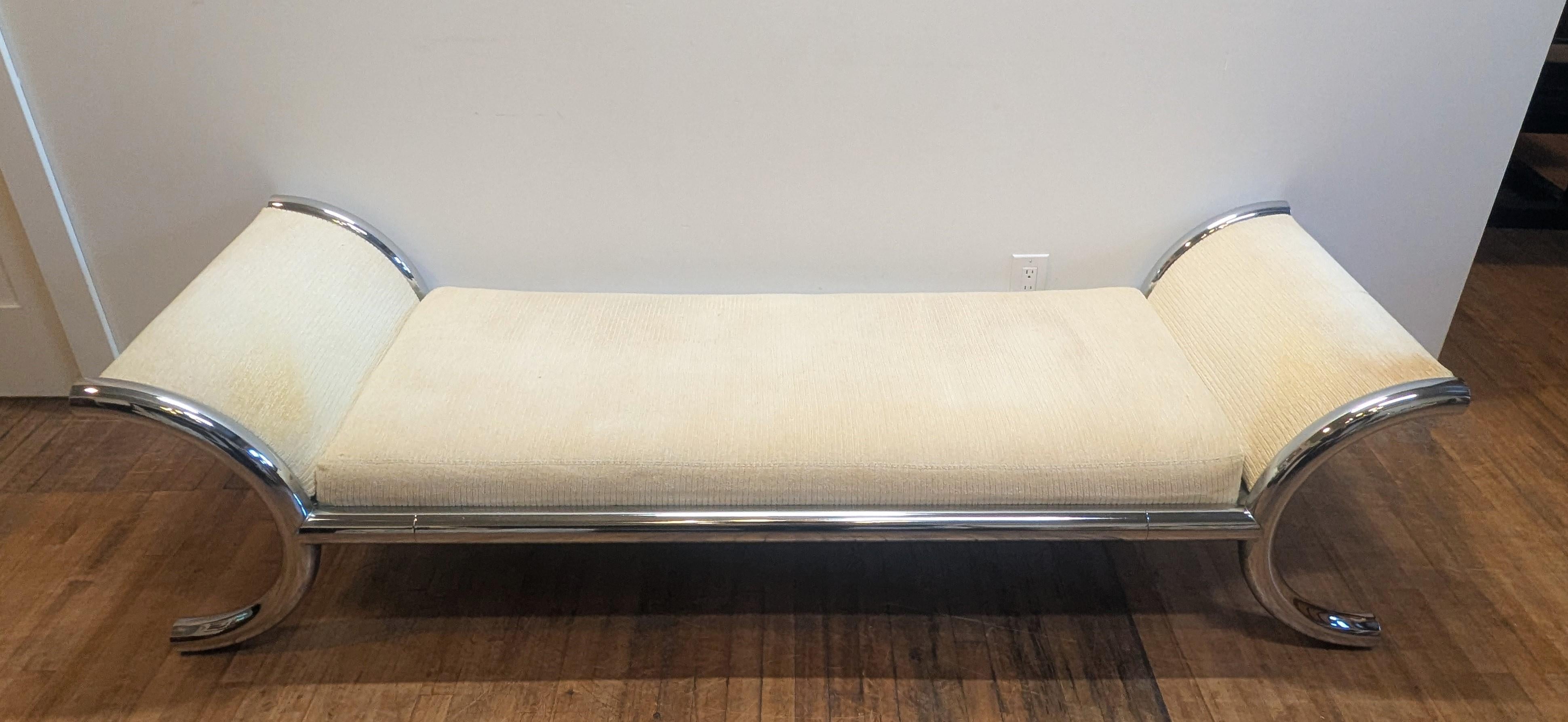 Divano da giorno con panca e chaise in cromo prodotto da Selig e realizzato in Italia.  Tubo d'acciaio cromato da 2 1/4 di pollice di diametro con seduta in tessuto e braccioli laterali.   Negli anni '70 molti designer lavoravano con il cromo. 