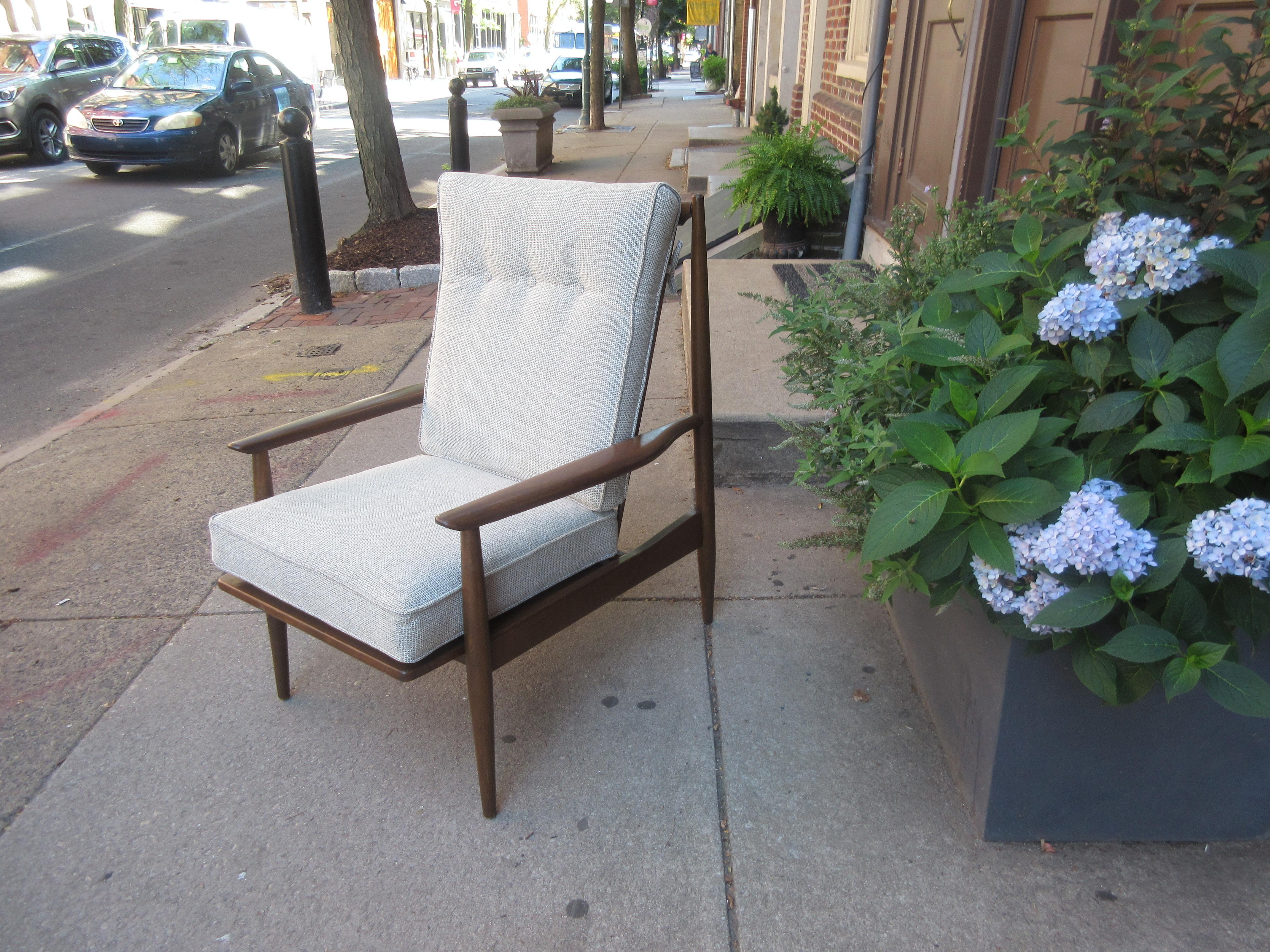 Selig Open-Arm Lounge Chair In Excellent Condition In Philadelphia, PA