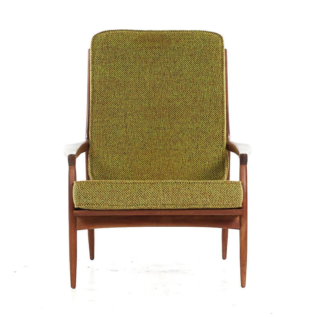 Selig Style Mid Century Walnut Lounge Chair

This chair measures: 29.75 wide x 33.5 deep x 38.5 high, with a seat height of 16 and arm height/chair clearance 19.5 inches

All pieces of furniture can be had in what we call restored vintage condition.