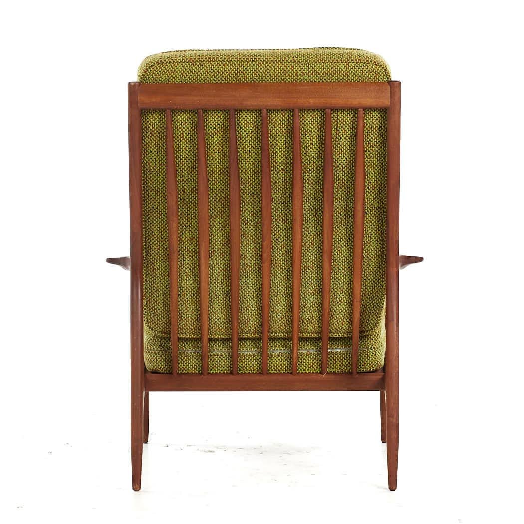Selig Style Mid Century Walnut Lounge Chair In Good Condition For Sale In Countryside, IL