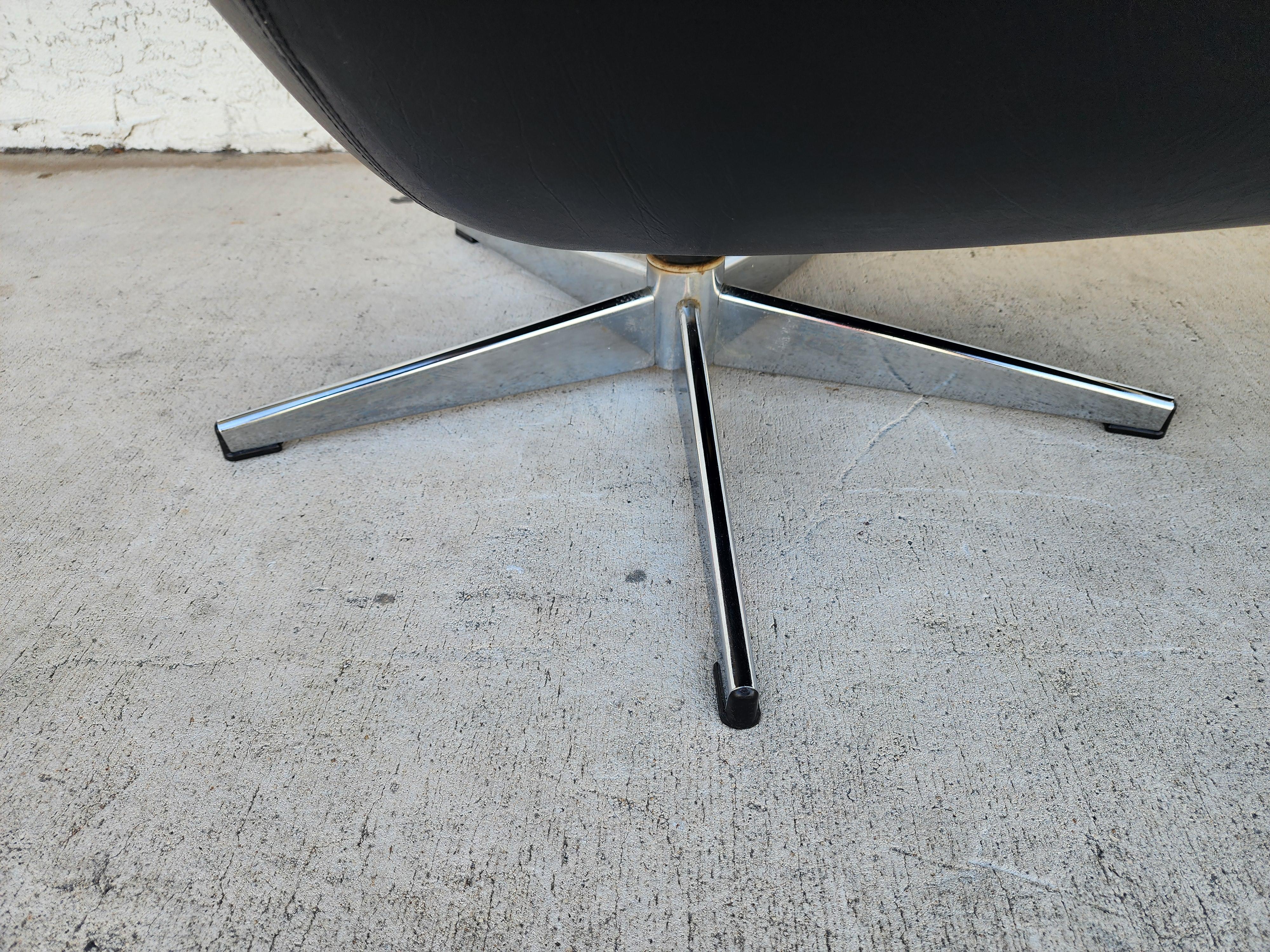 Selig Schwedischer Modernistischer Lederstuhl & Ottomane 1970er im Angebot 6